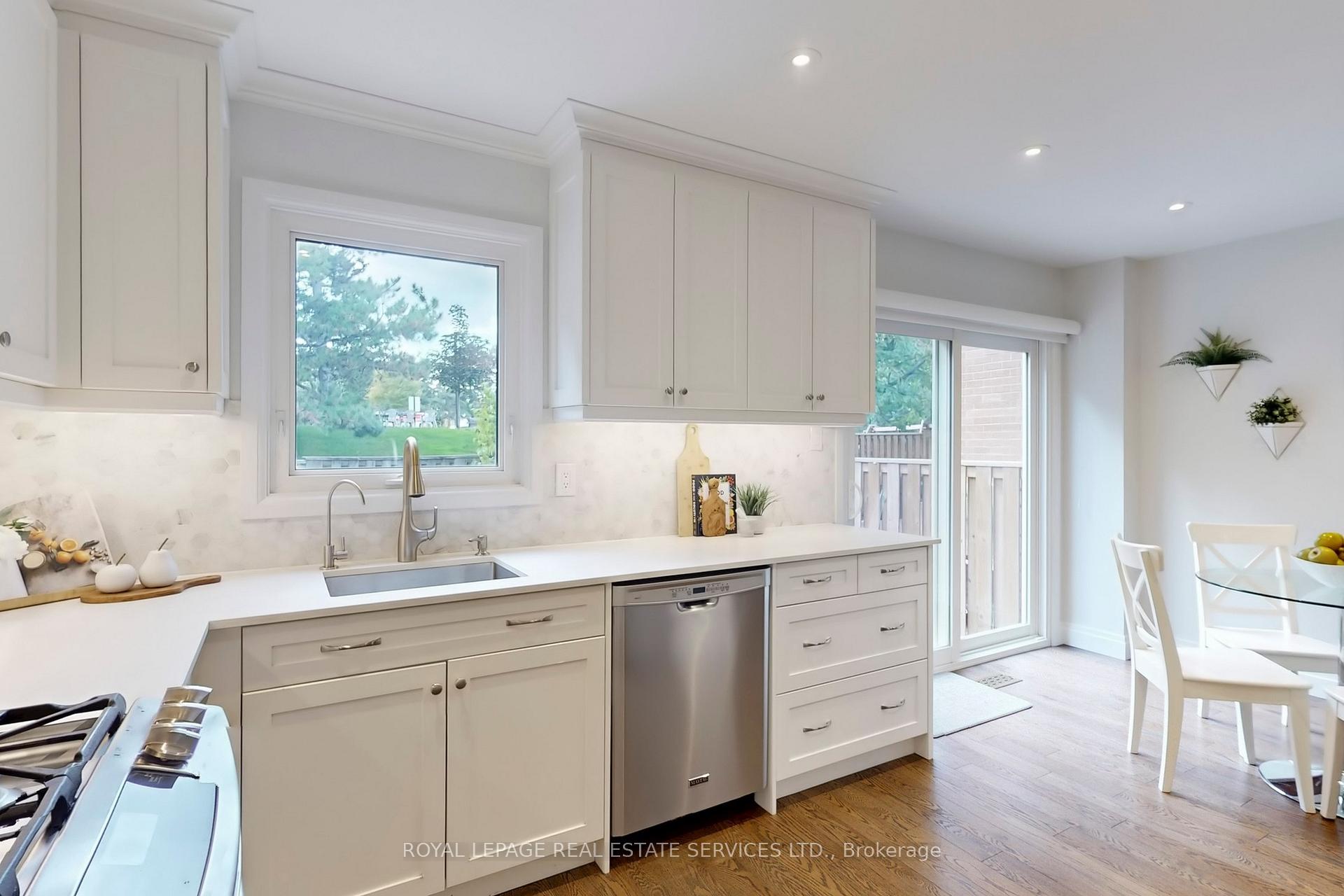 Photo 11 of 28 Rejane Crescent, Vaughan, Crestwood-Springfarm-Yorkhill — HOMEH