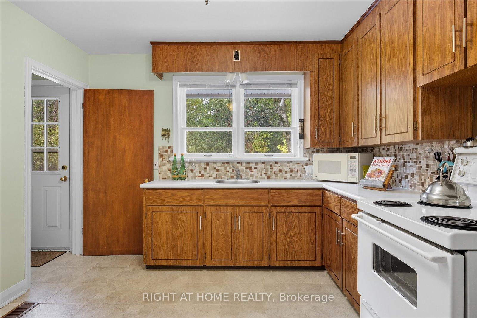 Photo 12 of 81 Meadow Crescent, Whitby, Blue Grass Meadows — HOMEH