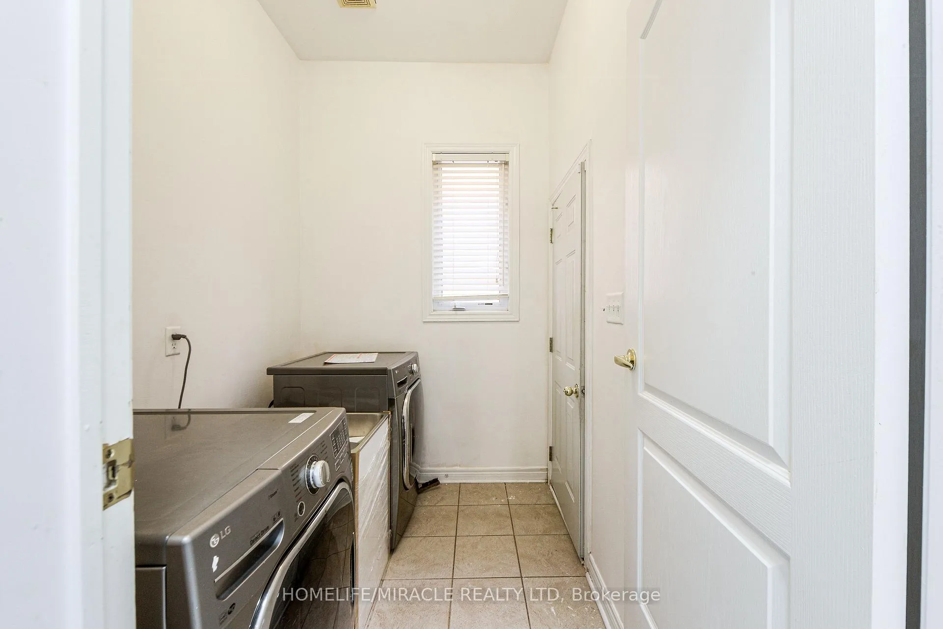 Photo 12 of 34 Bottero Drive, Vaughan, Rural Vaughan — HOMEH