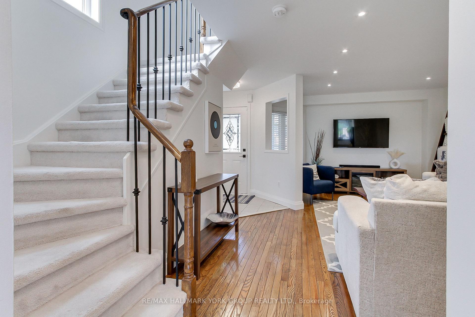 Photo 3 of 316 Pinnacle Trail, Aurora, Bayview Wellington — HOMEH