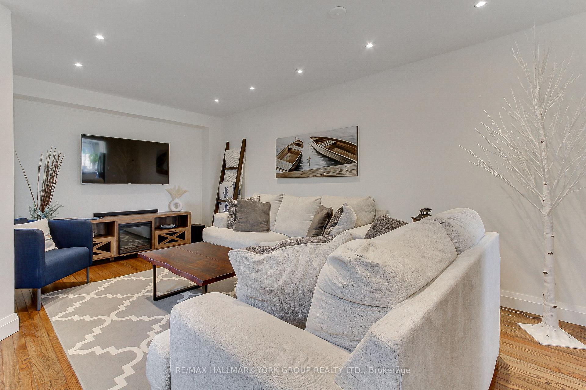 Photo 5 of 316 Pinnacle Trail, Aurora, Bayview Wellington — HOMEH