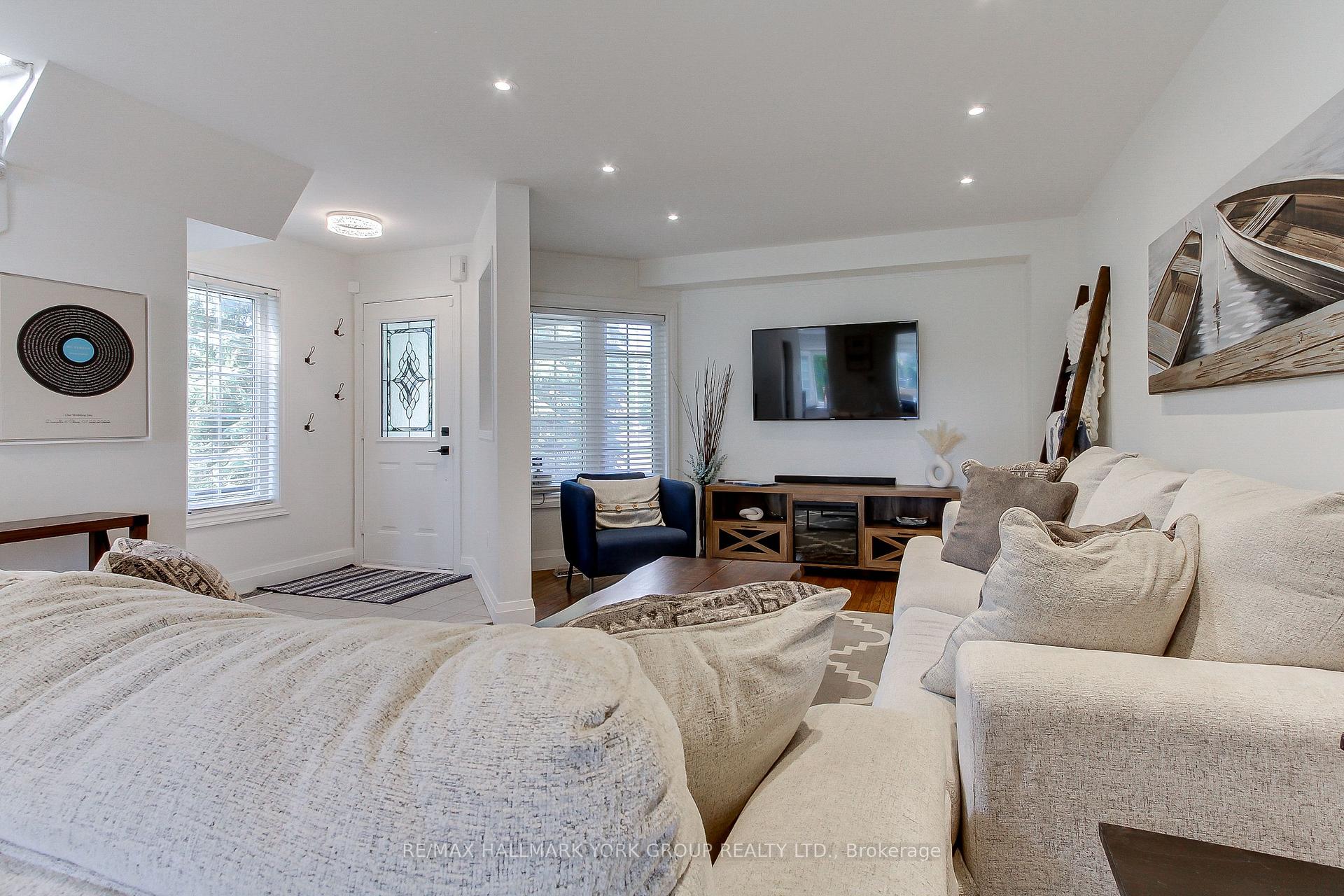 Photo 4 of 316 Pinnacle Trail, Aurora, Bayview Wellington — HOMEH