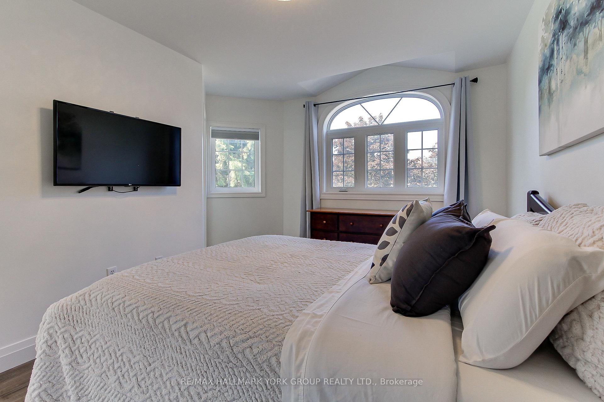 Photo 18 of 316 Pinnacle Trail, Aurora, Bayview Wellington — HOMEH