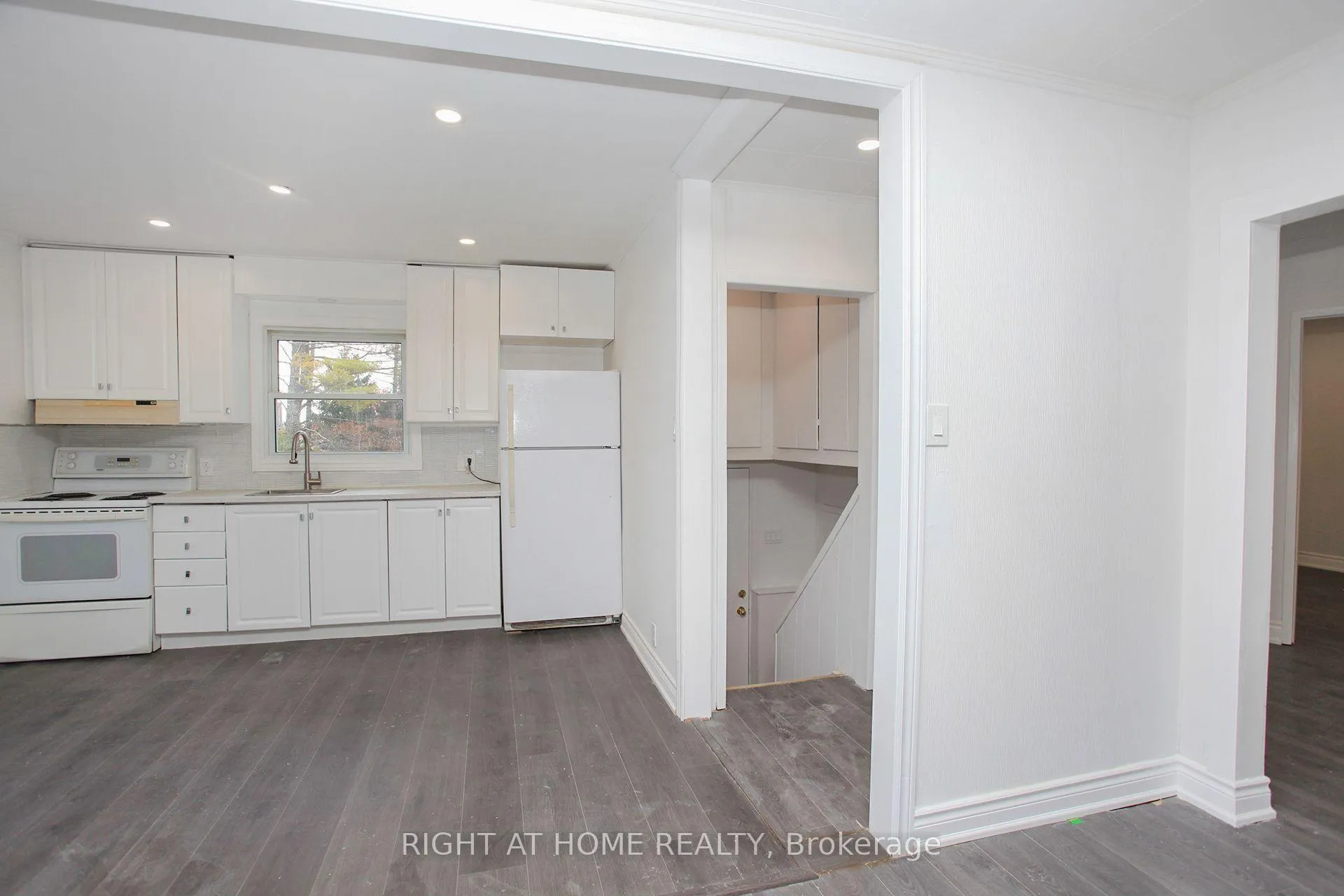Photo 4 of Unit Main floor, 387 Edgehill Drive, Barrie, Edgehill Drive — HOMEH