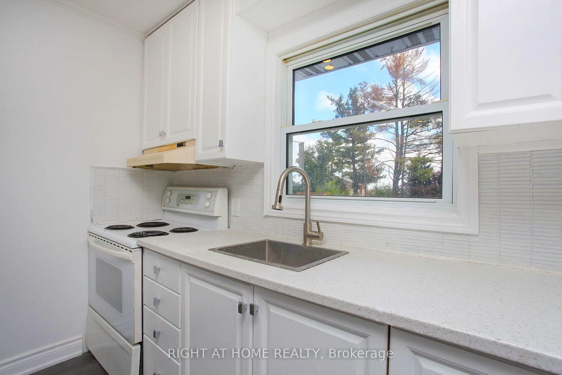Photo 6 of Unit Main floor, 387 Edgehill Drive, Barrie, Edgehill Drive — HOMEH