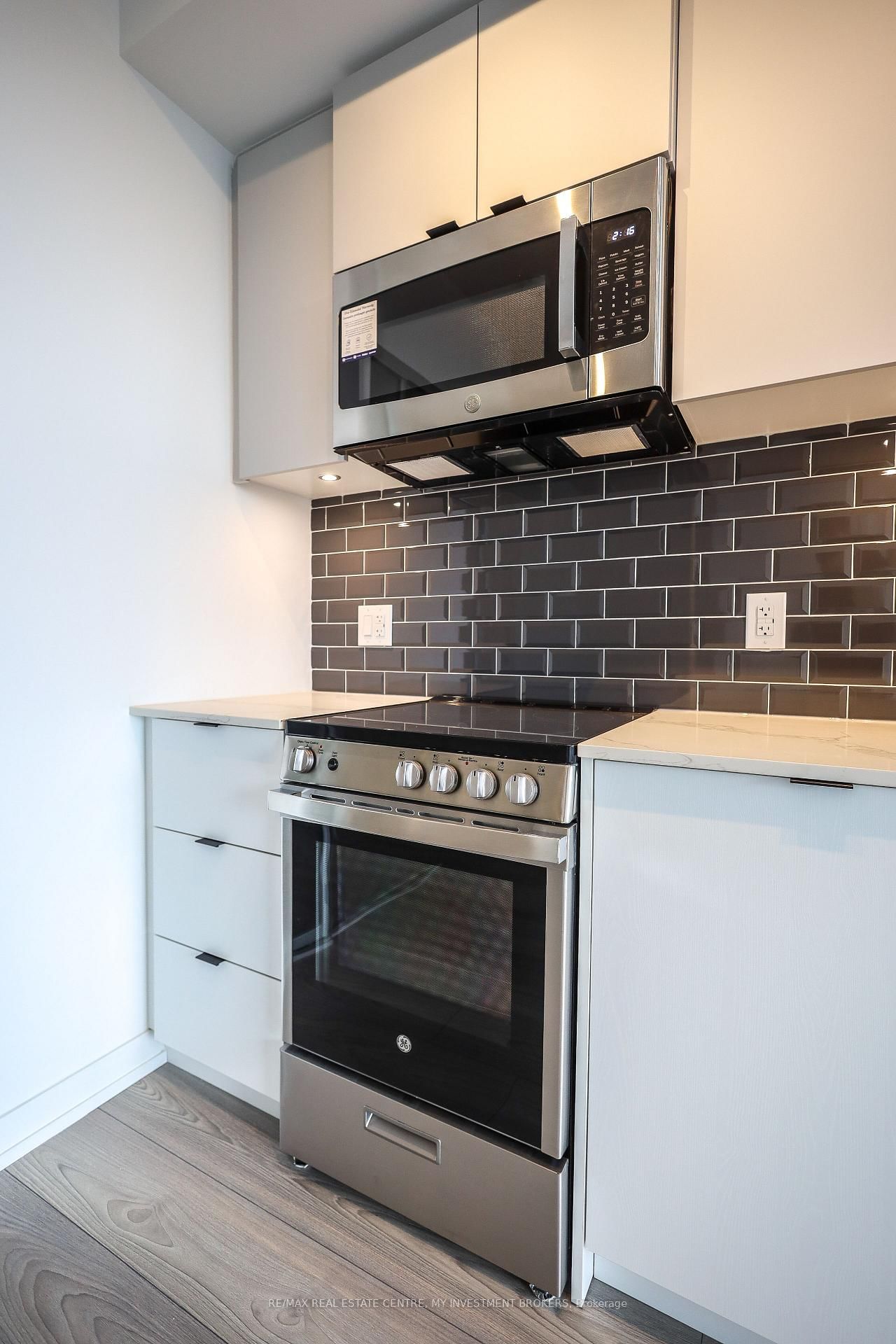 Photo 9 of Unit 915, 285 Dufferin St, Toronto, South Parkdale — HOMEH
