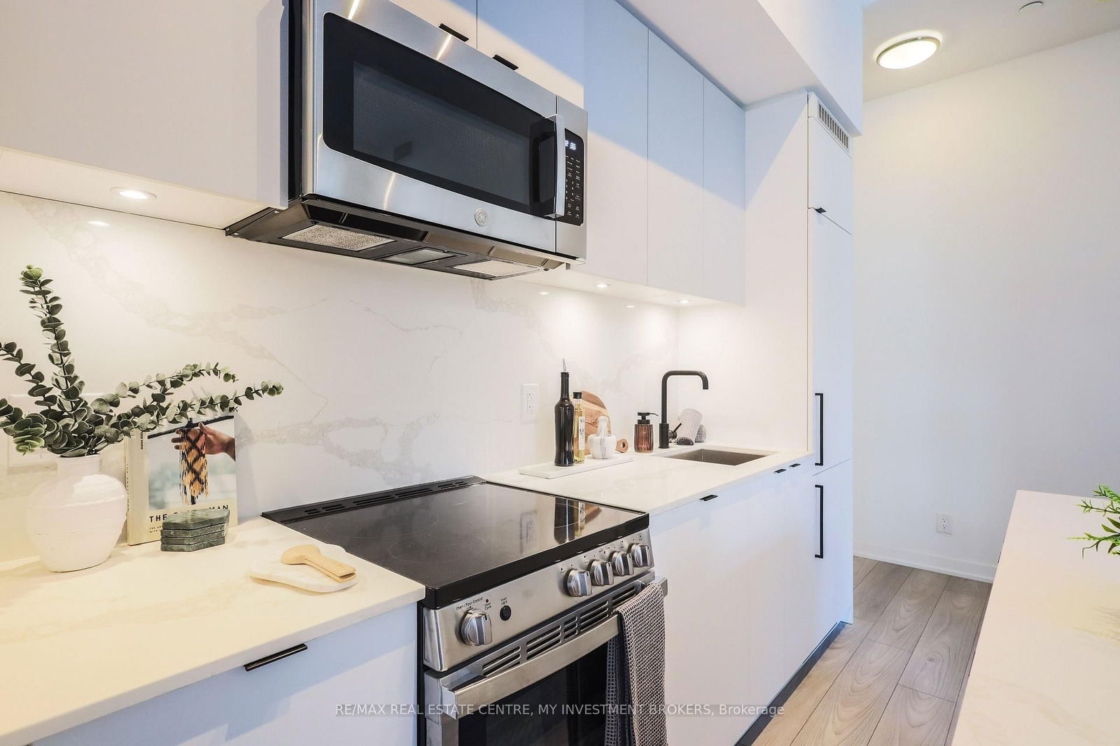 Photo 2 of Unit 202, 285 Dufferin St, Toronto, South Parkdale — HOMEH
