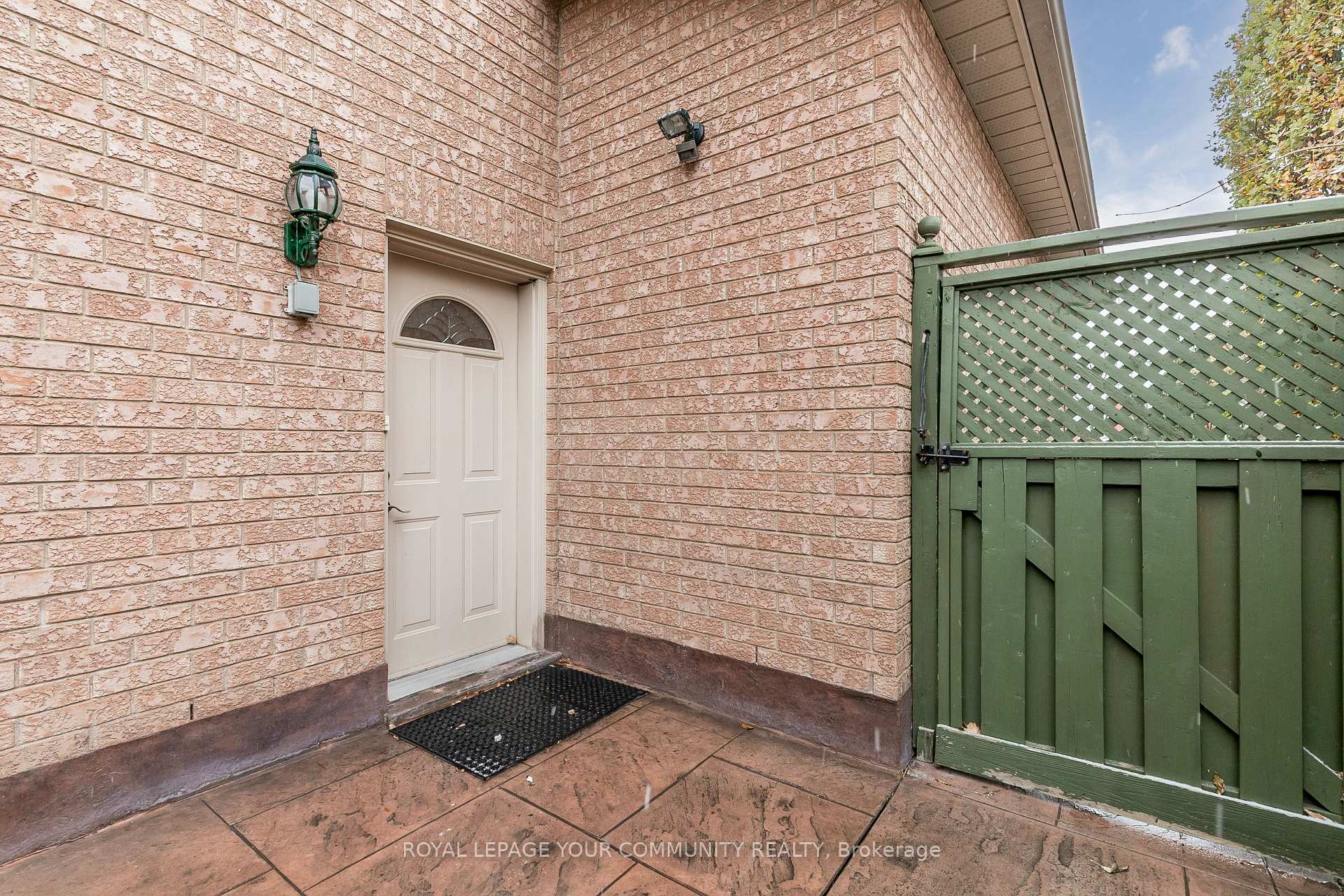 Photo 2 of 57 Cherokee Drive, Vaughan, Maple — HOMEH