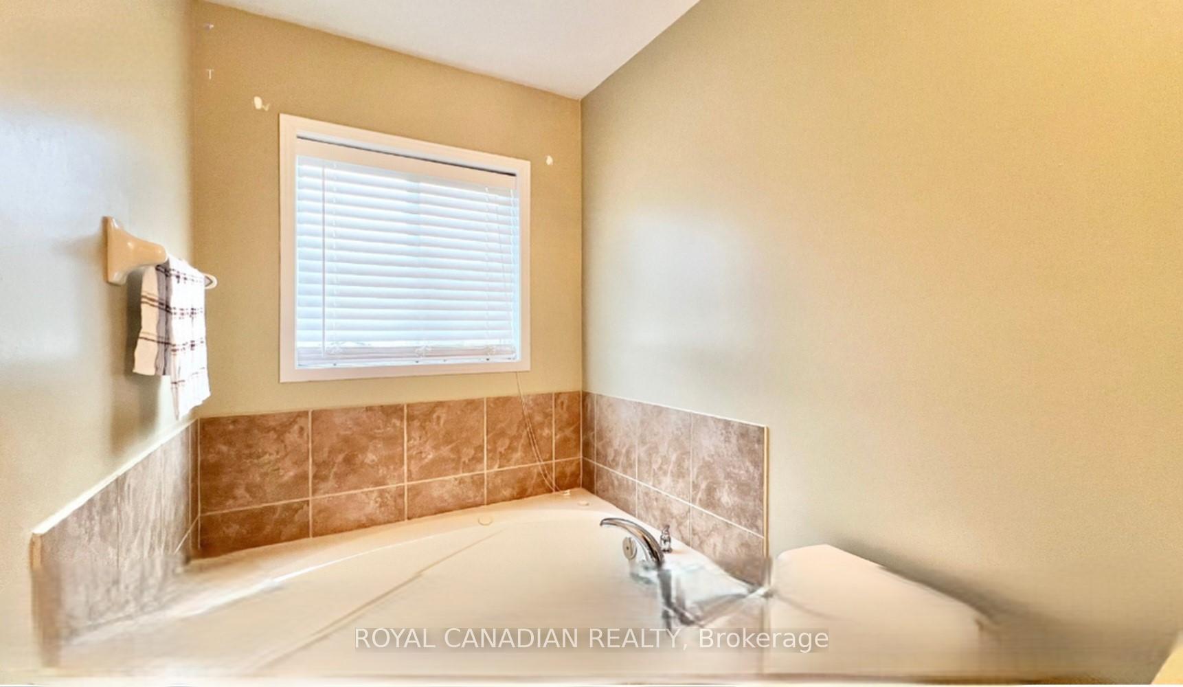 Photo 10 of 17 Presley Crescent, Whitby, Williamsburg — HOMEH