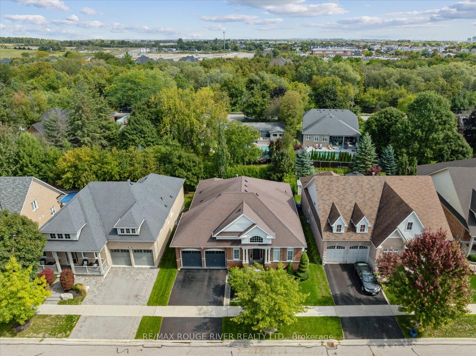 Photo 4 of 47 Montana Crescent, Whitby, Brooklin — HOMEH