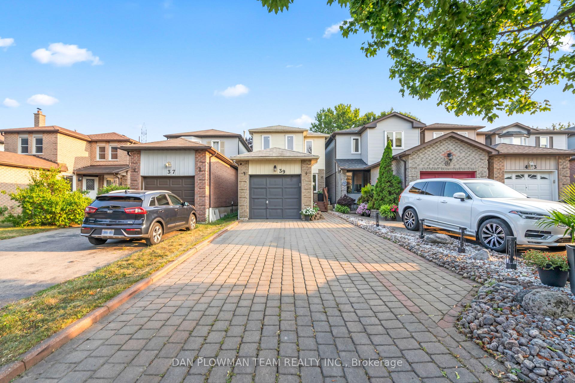 Photo 2 of 39 Dorvis Drive, Whitby, Blue Grass Meadows — HOMEH
