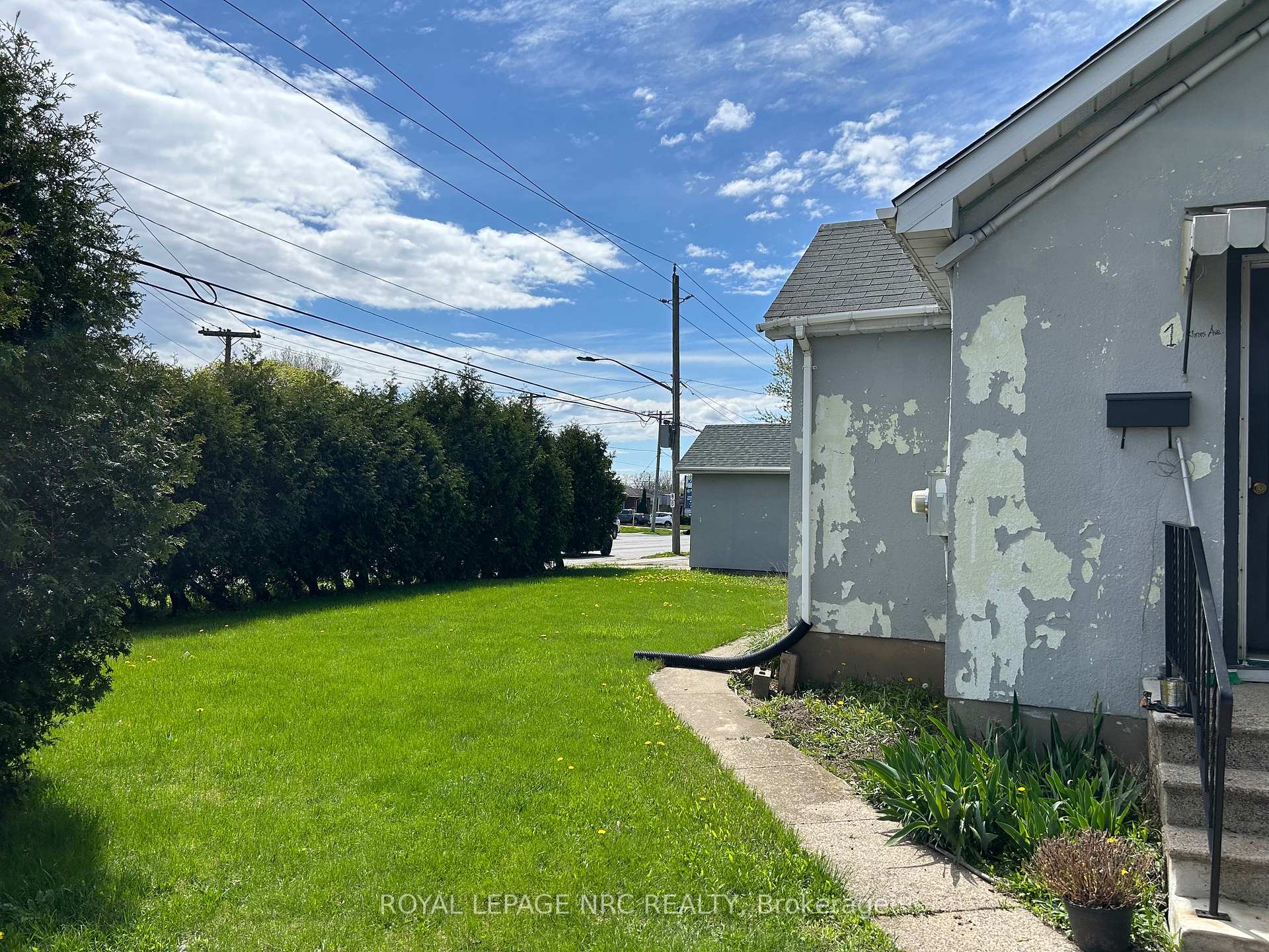 Photo 14 of 1 Klines Avenue, Welland, Broadway — HOMEH