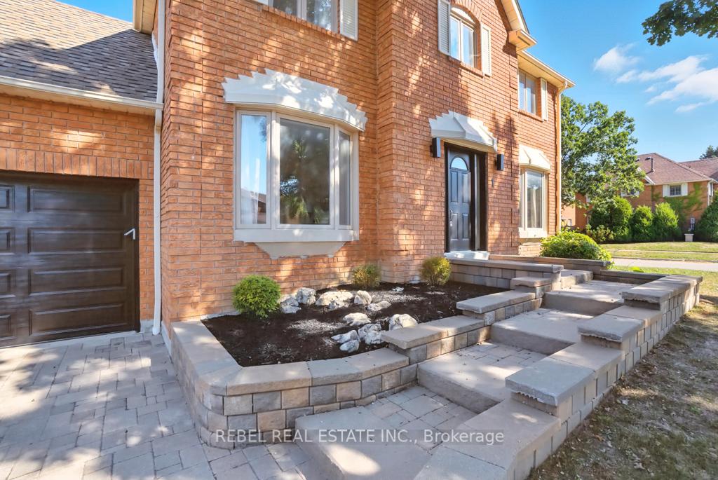 Photo 2 of 1 Maplewood Drive, Whitby, Blue Grass Meadows — HOMEH