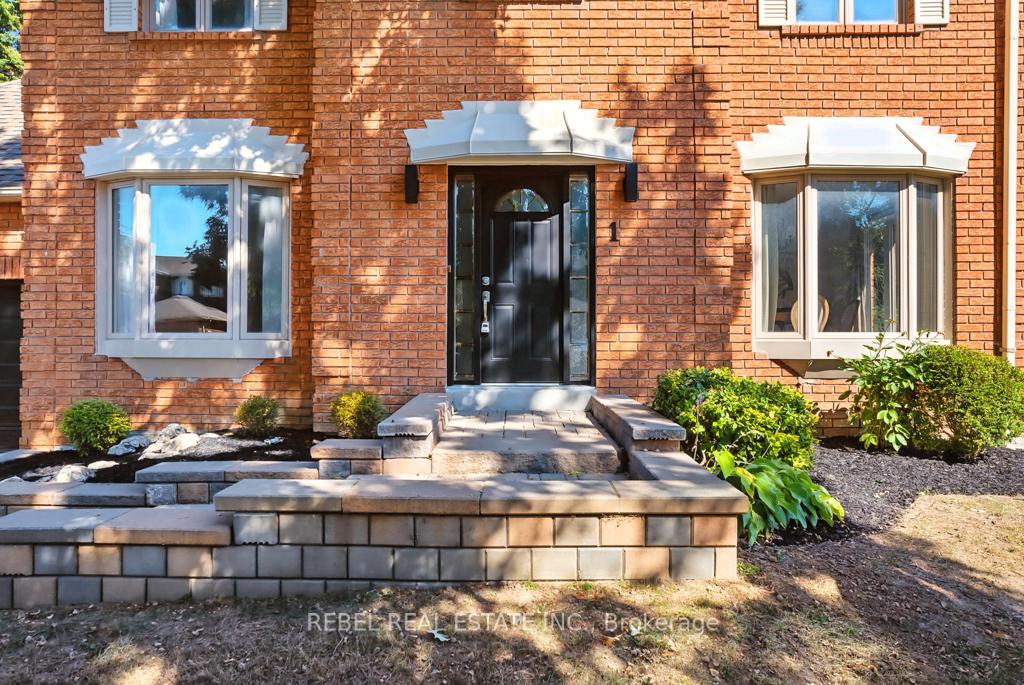 Photo 3 of 1 Maplewood Drive, Whitby, Blue Grass Meadows — HOMEH