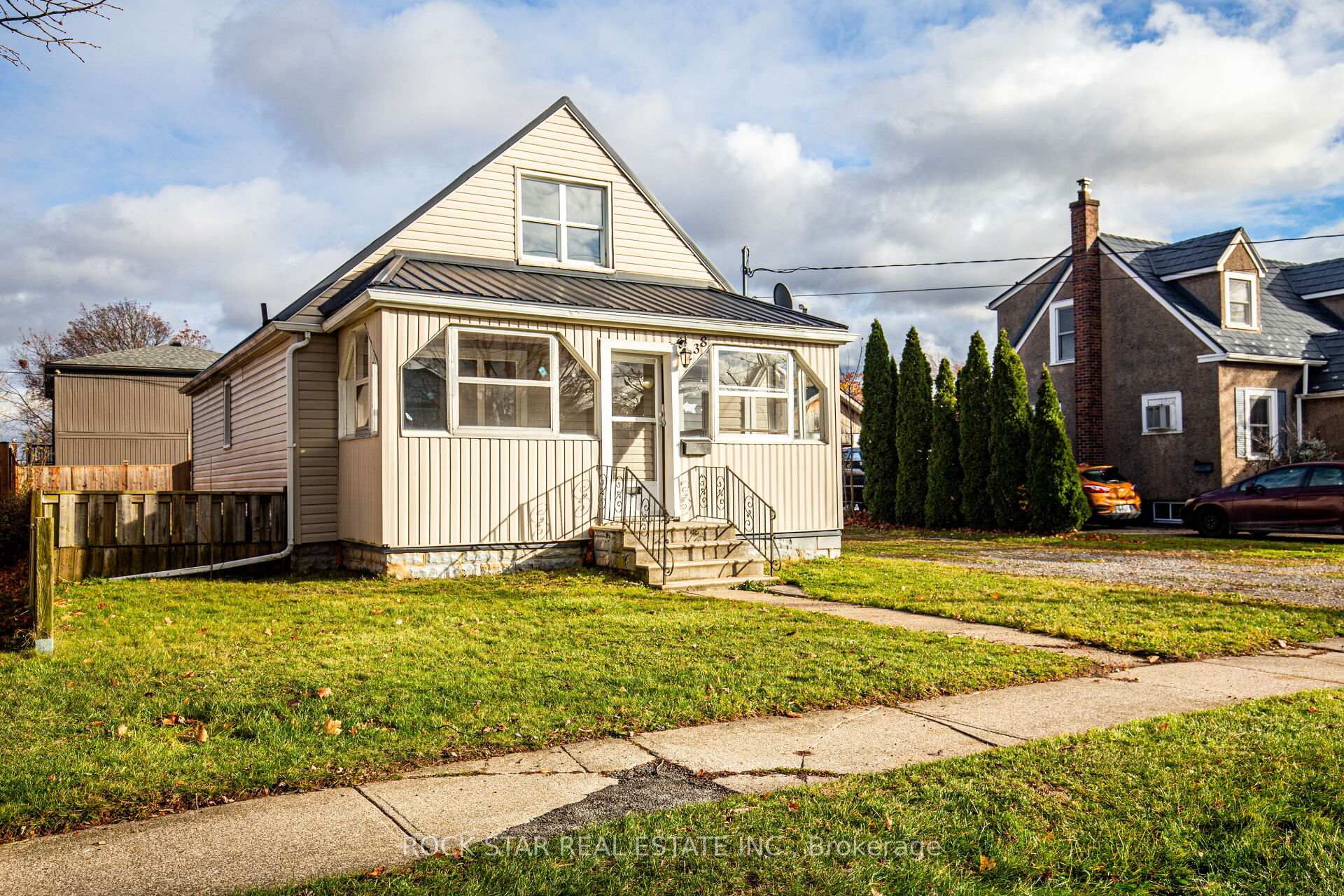 Front of 238 Scholfield Avenue S