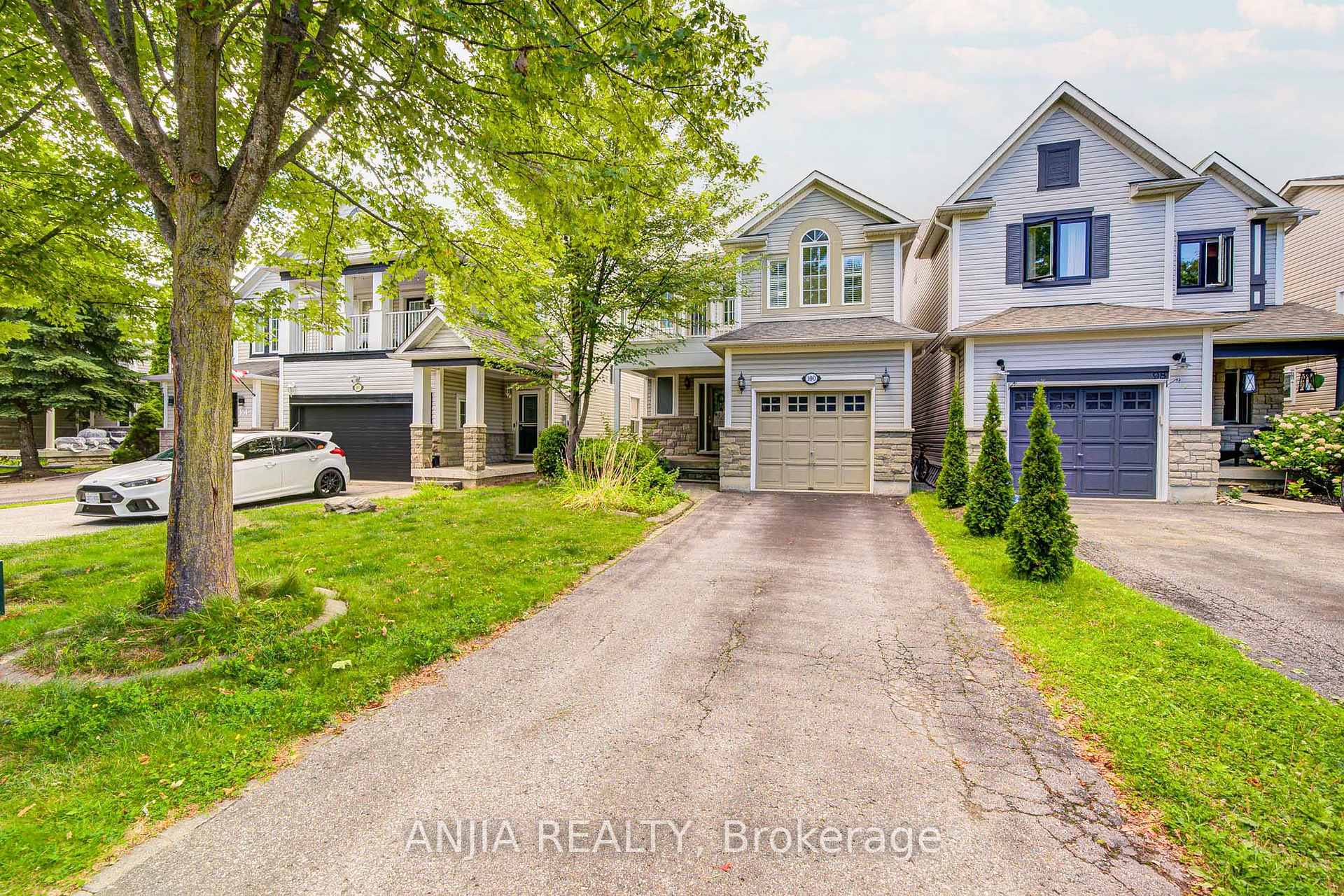 Photo 2 of 100 Charest Place, Whitby, Brooklin — HOMEH