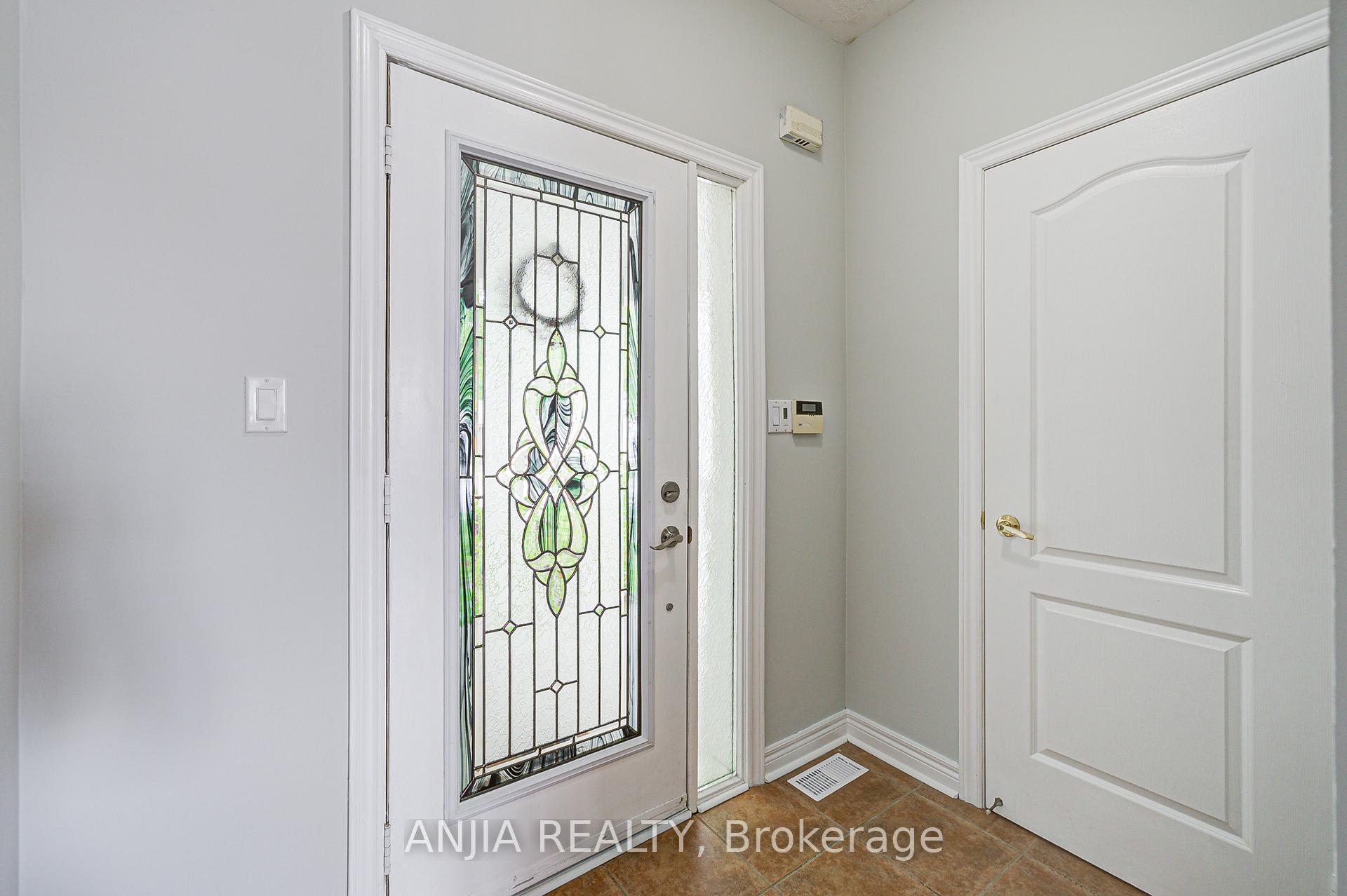 Photo 3 of 100 Charest Place, Whitby, Brooklin — HOMEH