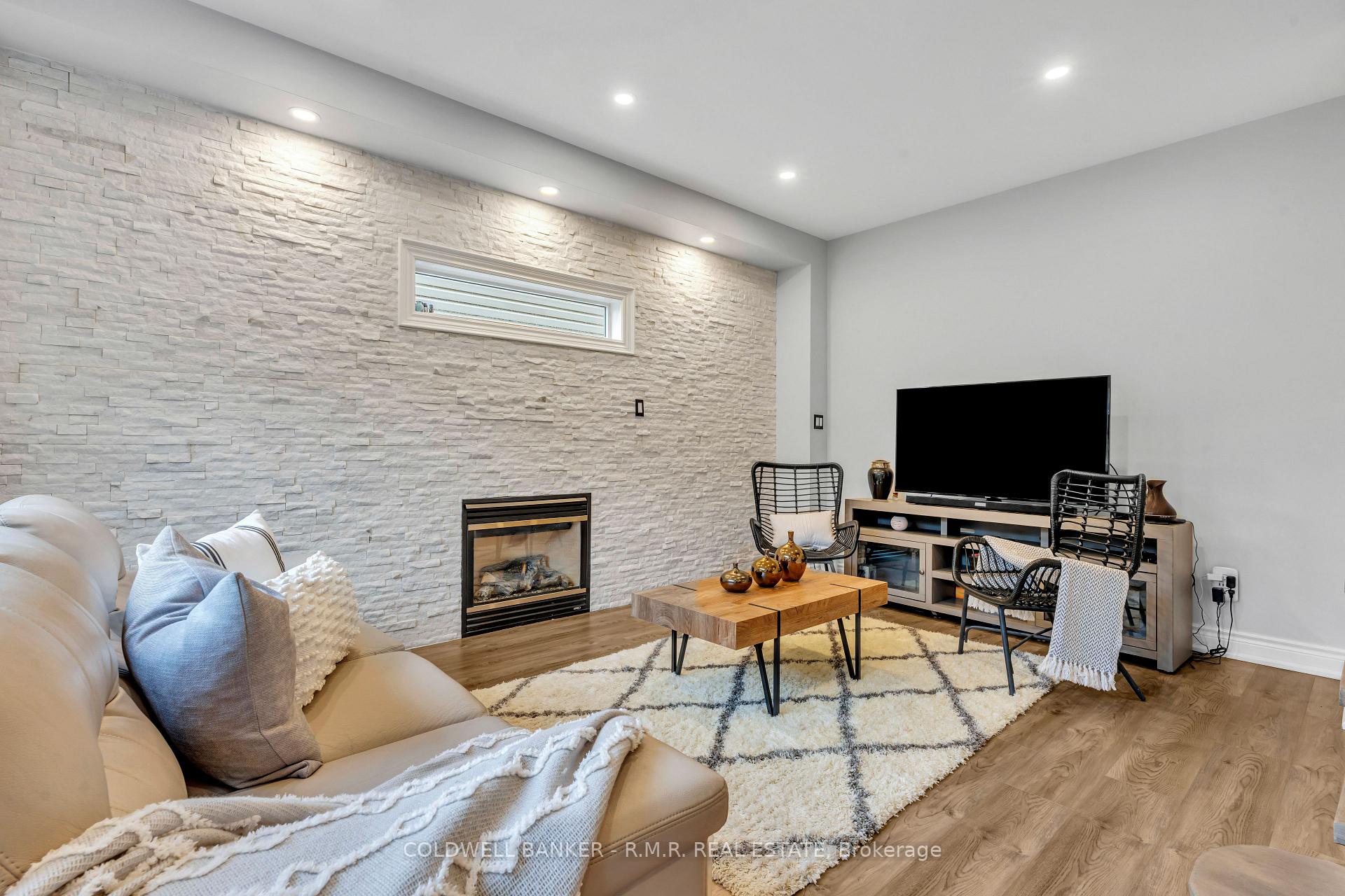 Photo 17 of 82 Vipond Road, Whitby, Brooklin — HOMEH