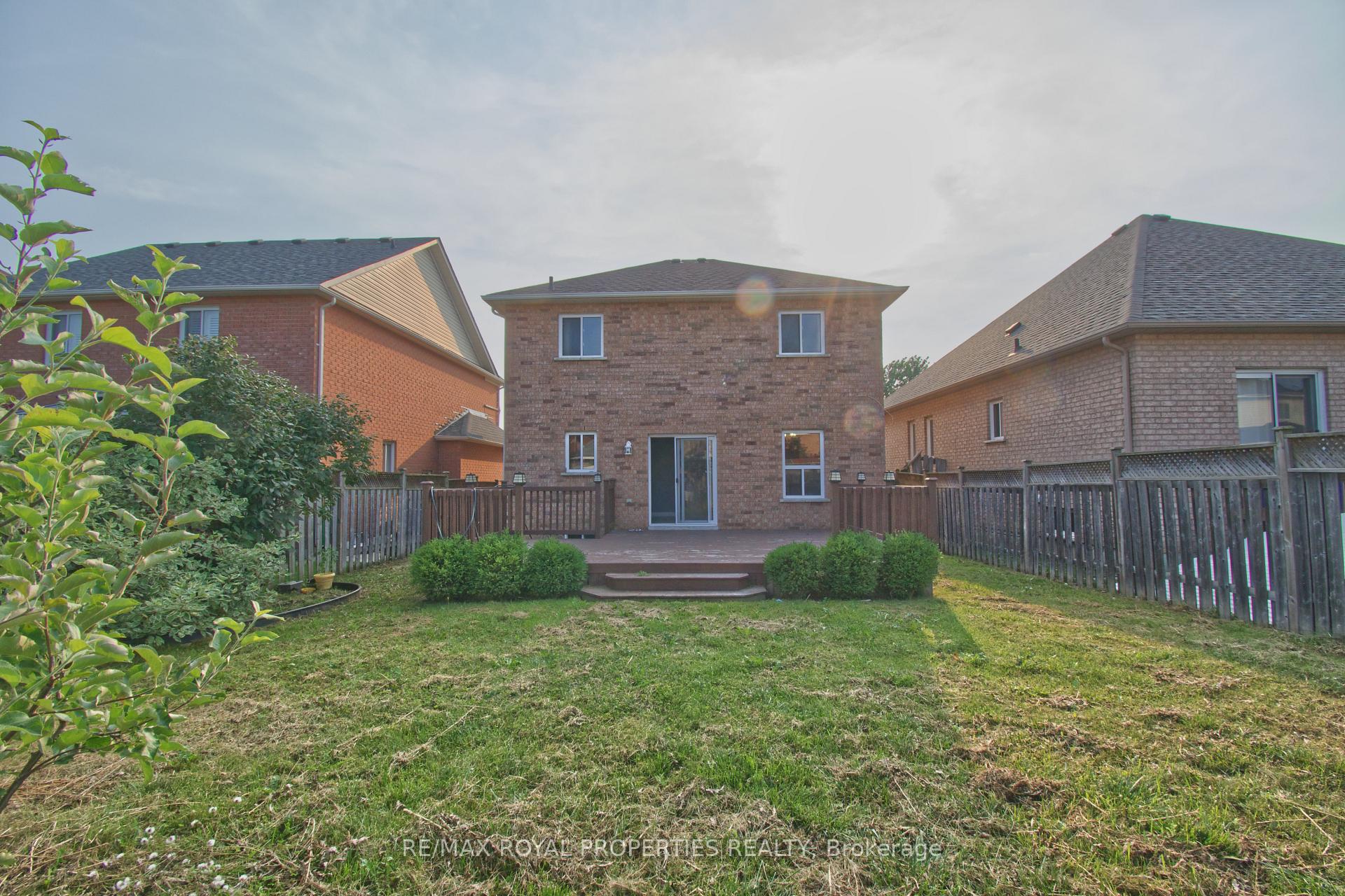 Photo 4 of 133 Baycliffe Drive, Whitby, Williamsburg — HOMEH