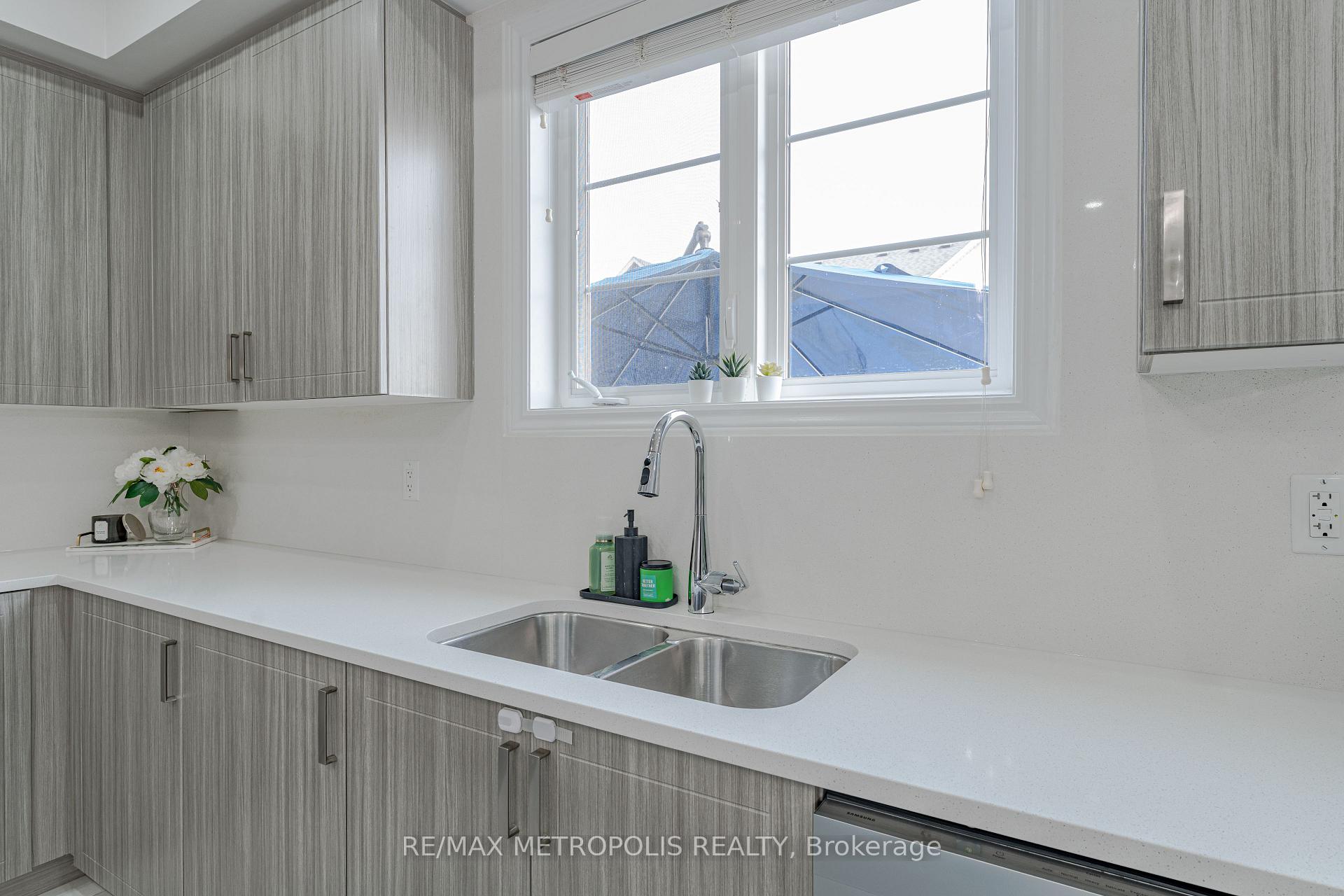 Photo 12 of 6 Cornerside Way, Whitby, Brooklin — HOMEH