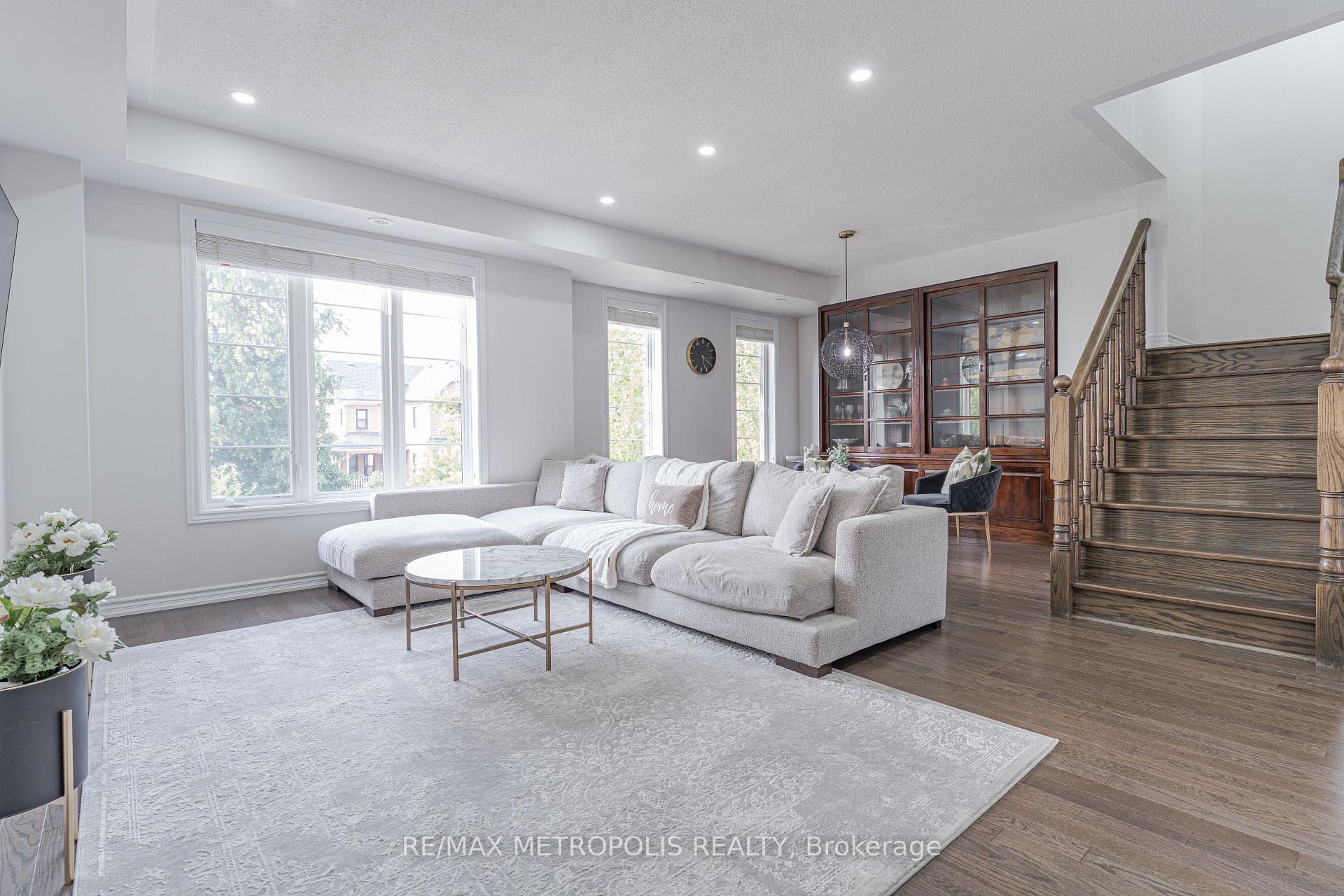 Photo 15 of 6 Cornerside Way, Whitby, Brooklin — HOMEH
