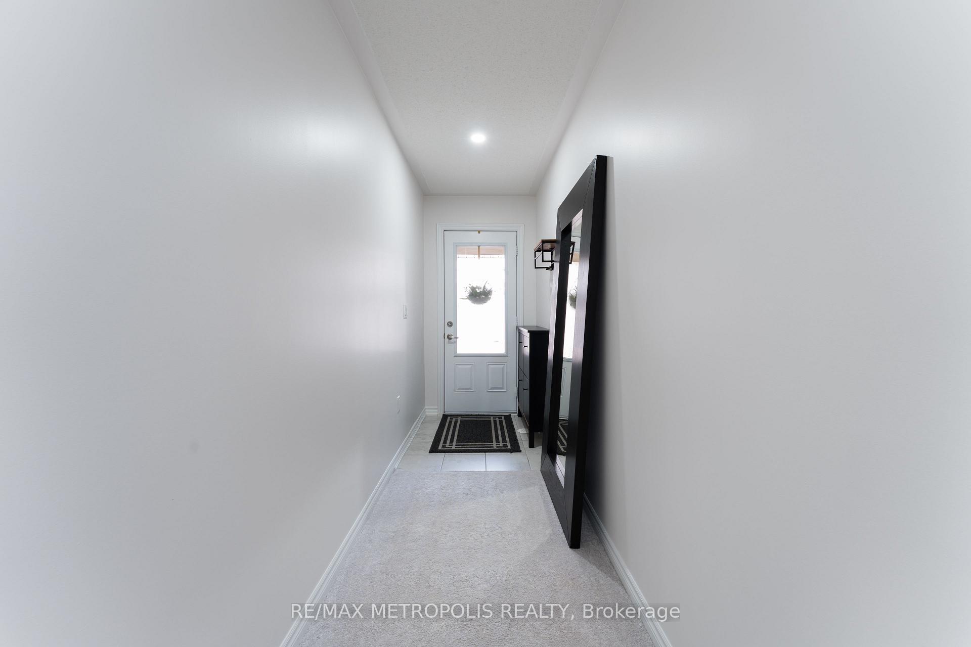 Photo 35 of 6 Cornerside Way, Whitby, Brooklin — HOMEH