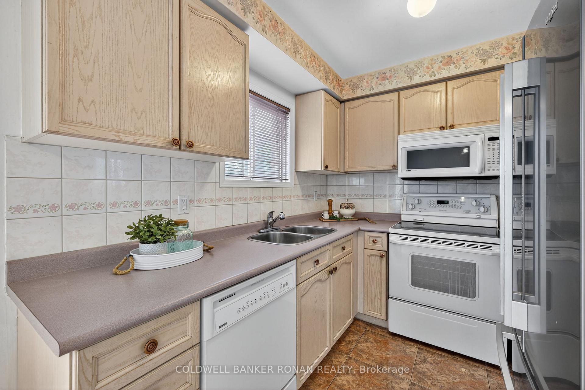 Photo 12 of 97 Parktree Drive, Vaughan, Maple — HOMEH