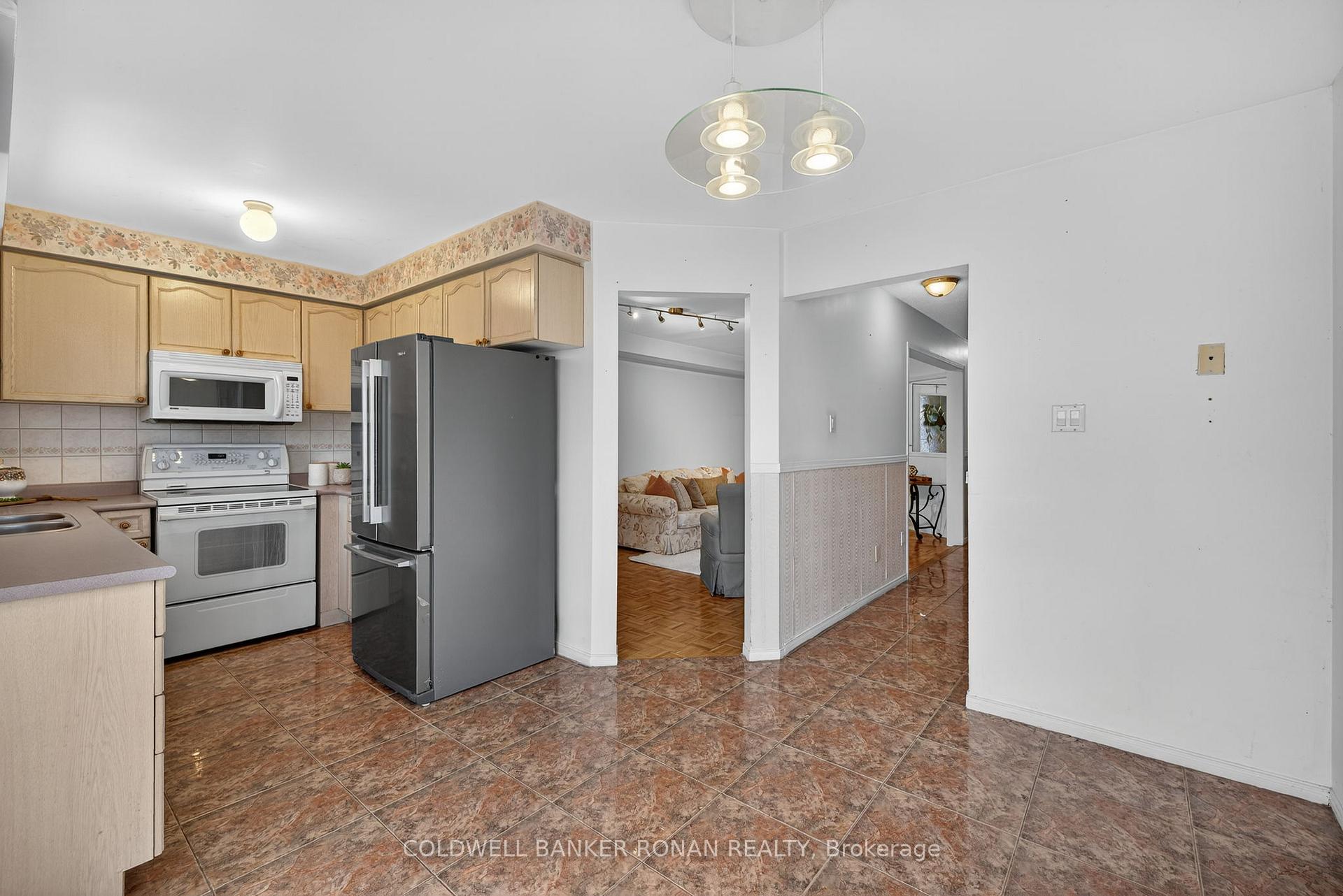 Photo 16 of 97 Parktree Drive, Vaughan, Maple — HOMEH