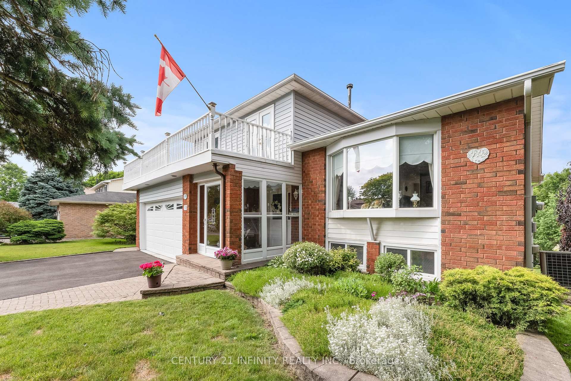 Photo 2 of 104 Frost Drive, Whitby, Lynde Creek — HOMEH