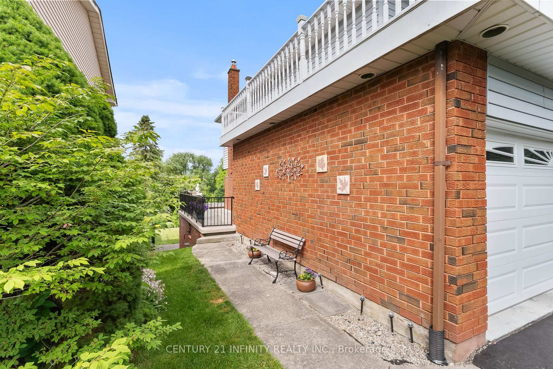 Photo 3 of 104 Frost Drive, Whitby, Lynde Creek — HOMEH