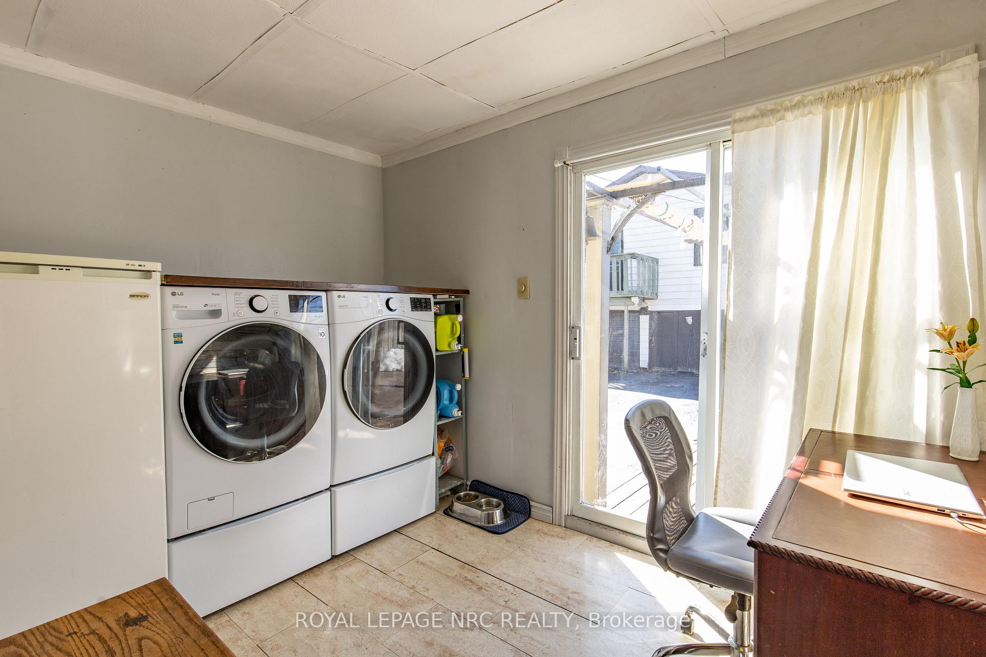 Photo 3 of 35 Mcalpine Avenue S, Welland, Lincoln/Crowland — HOMEH