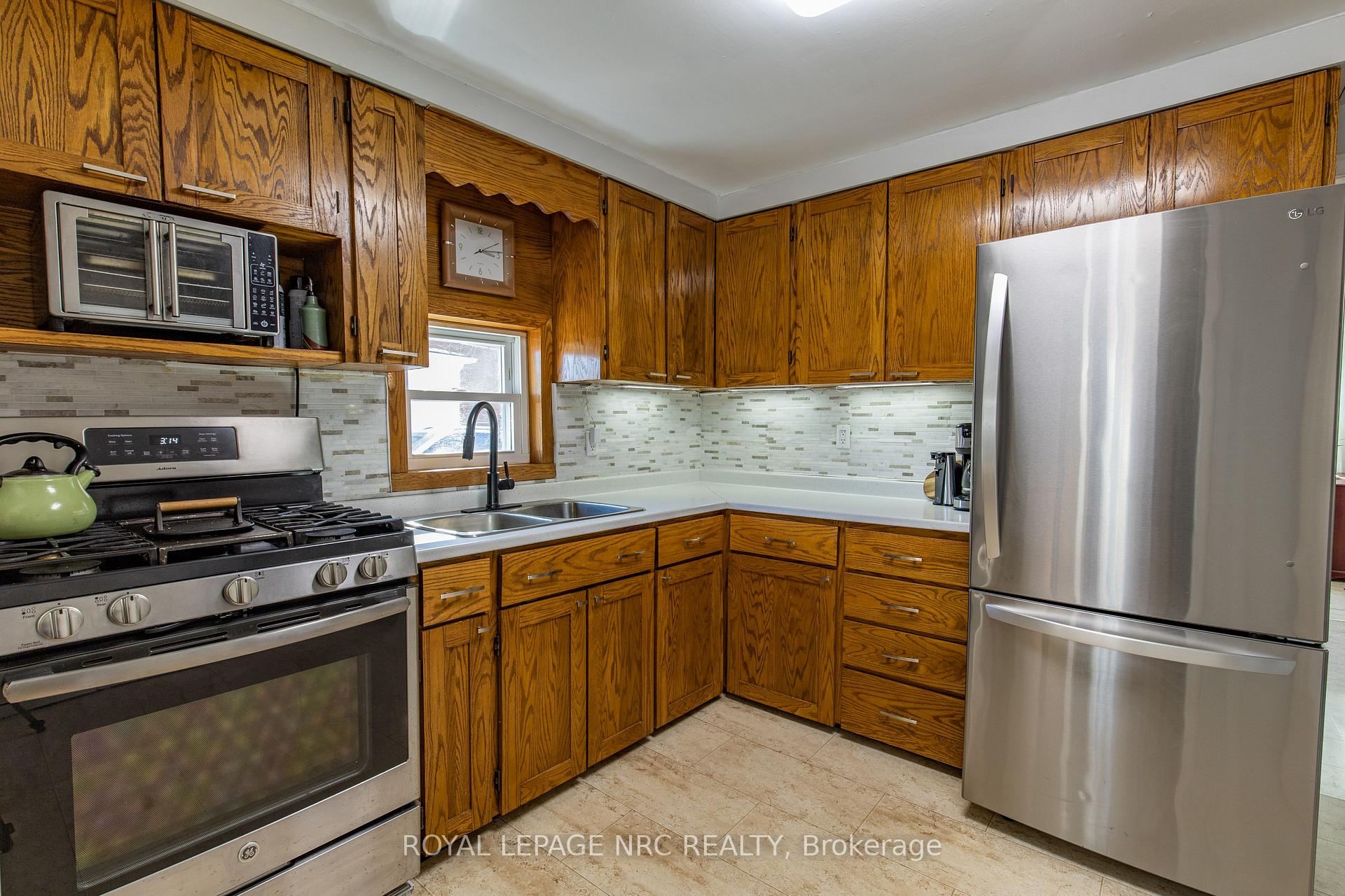 Photo 4 of 35 Mcalpine Avenue S, Welland, Lincoln/Crowland — HOMEH