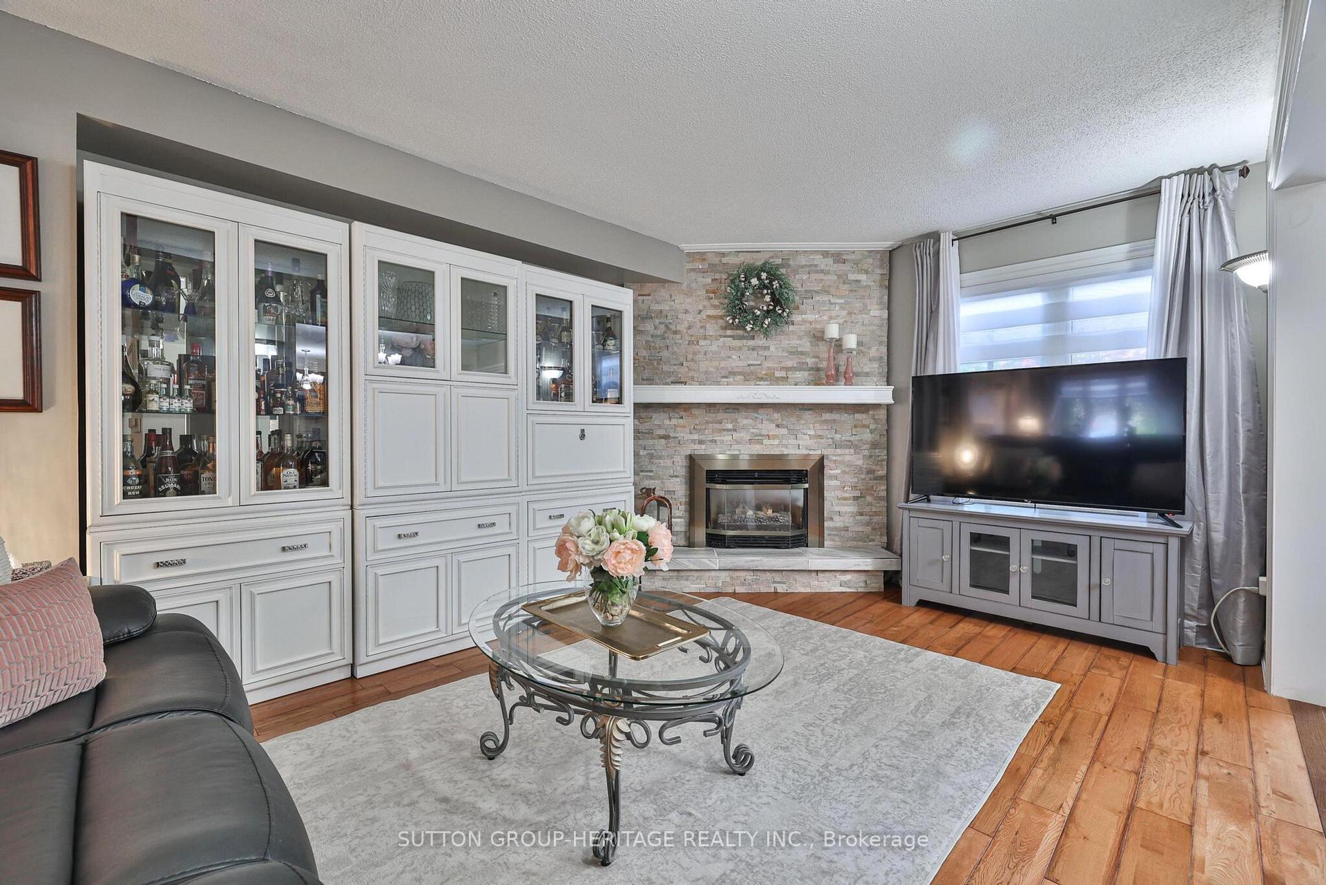 Photo 5 of 8 Turriff Crescent, Ajax, Central West — HOMEH