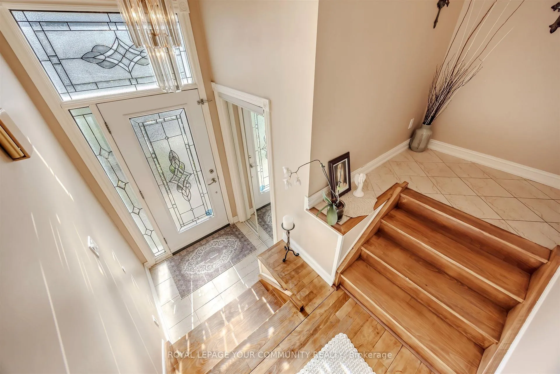 Photo 3 of 260 Mathewson Street, Vaughan, Maple — HOMEH
