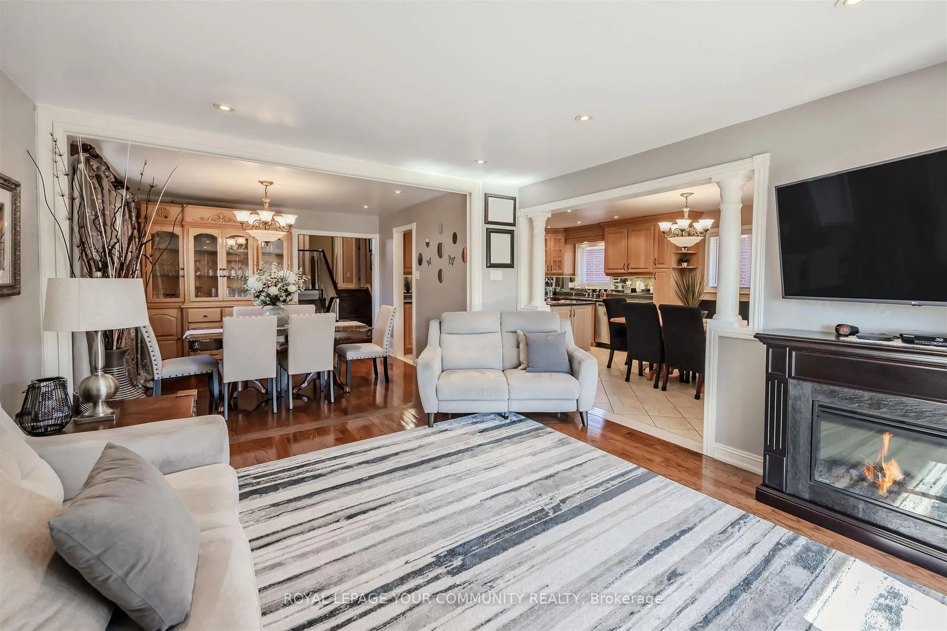 Photo 6 of 260 Mathewson Street, Vaughan, Maple — HOMEH