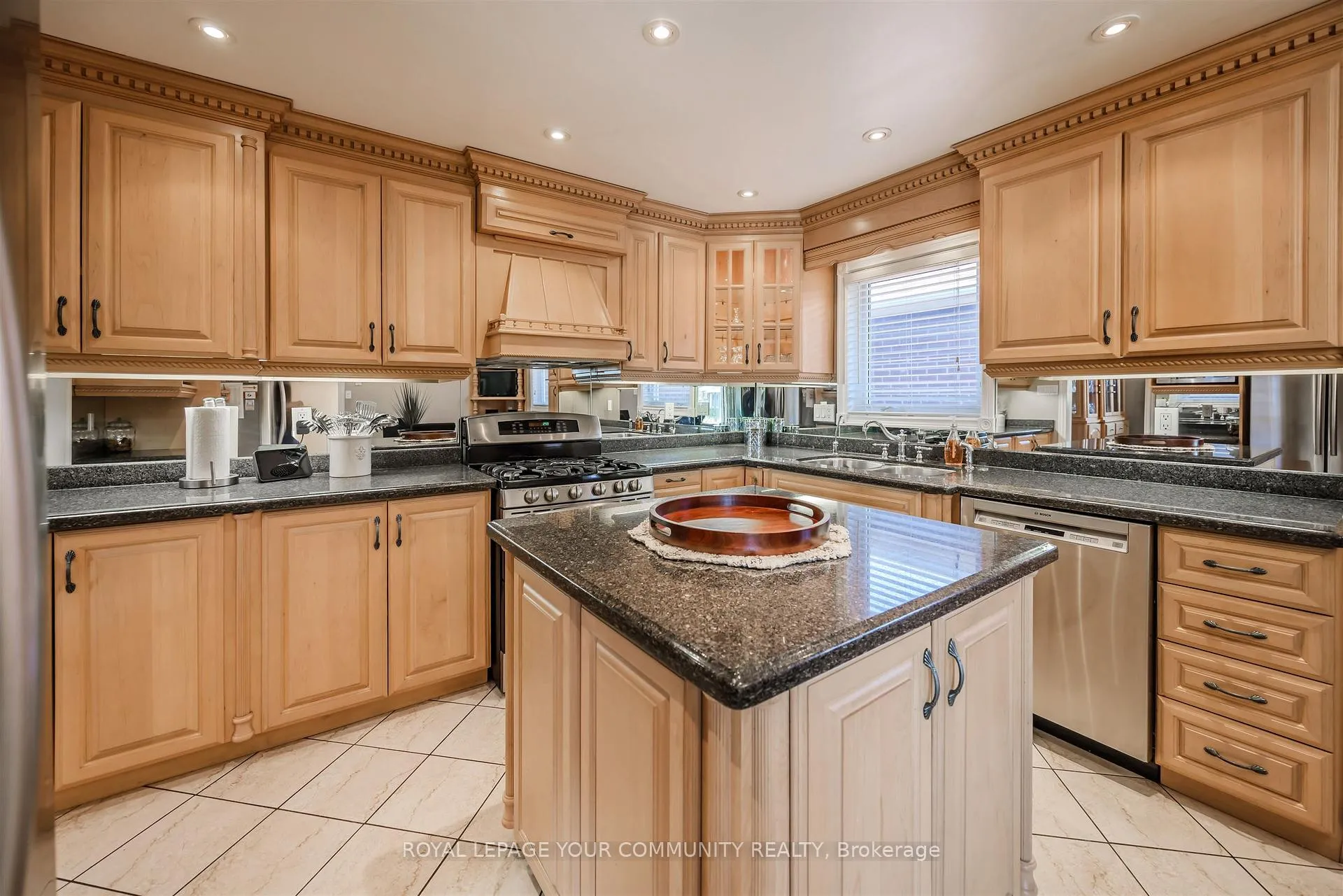 Photo 12 of 260 Mathewson Street, Vaughan, Maple — HOMEH