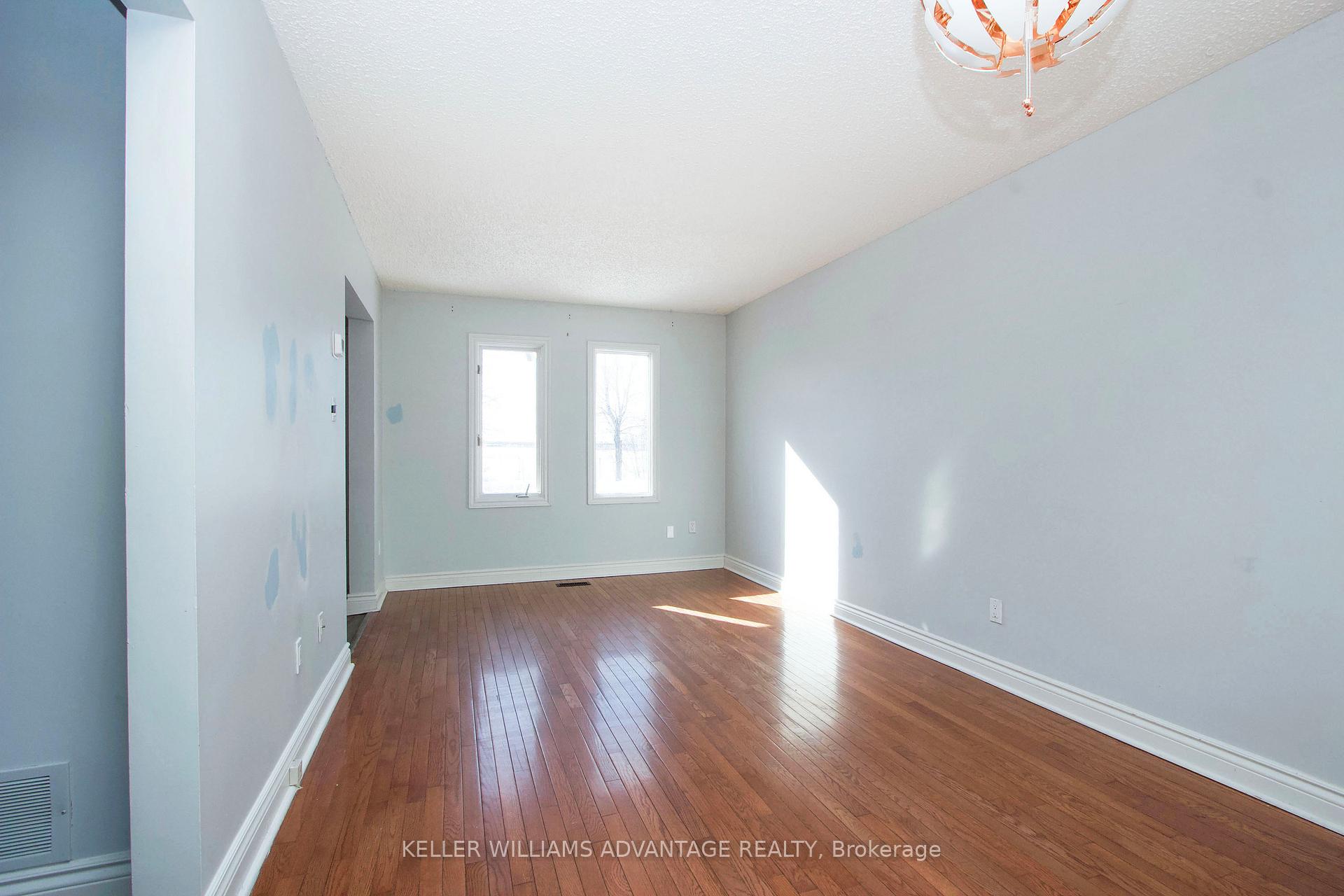 Photo 2 of 142 Wright Crescent N, Ajax, Central — HOMEH