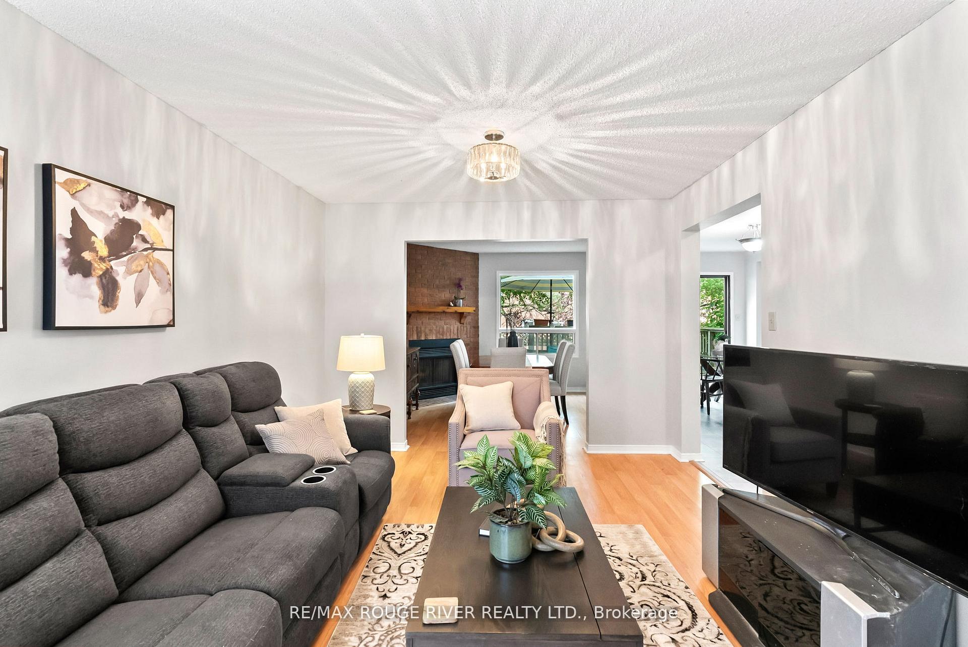 Photo 16 of 31 Sharp Crescent, Ajax, Central — HOMEH