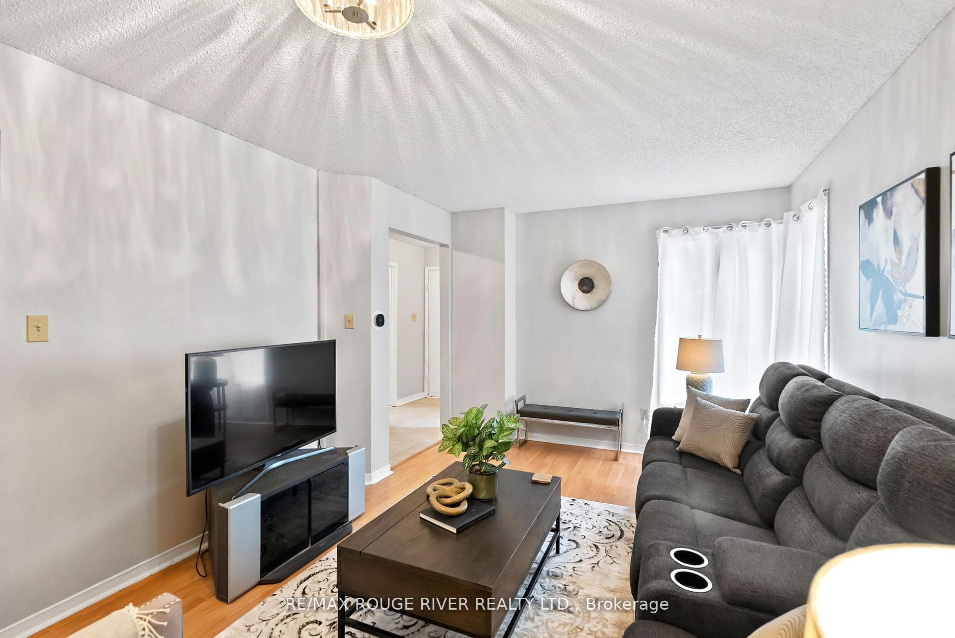 Photo 12 of 31 Sharp Crescent, Ajax, Central — HOMEH