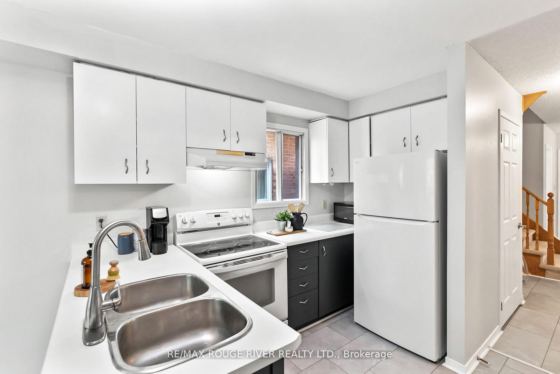 Photo 11 of 31 Sharp Crescent, Ajax, Central — HOMEH