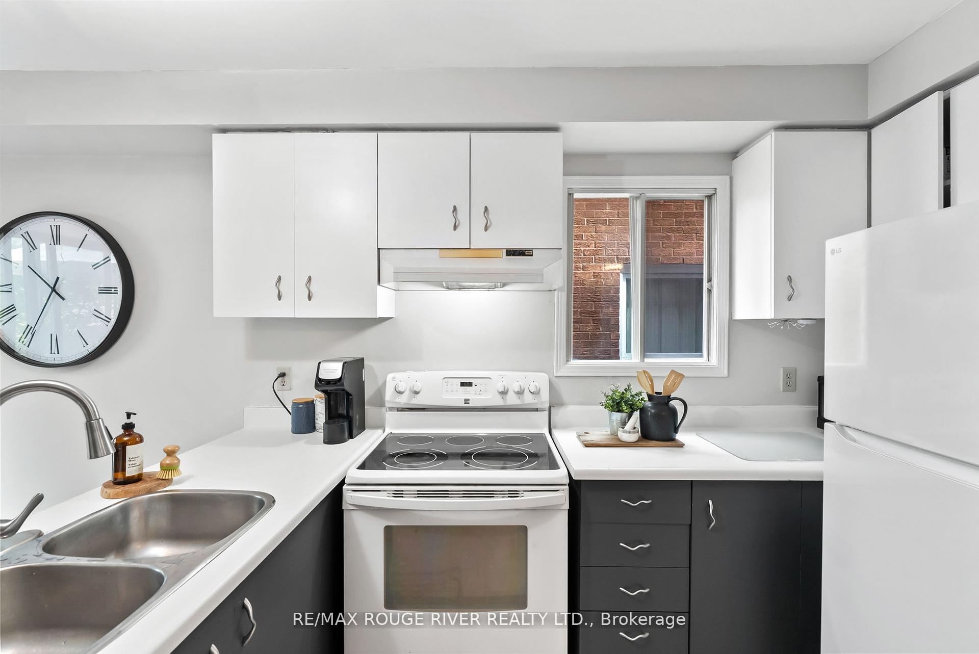 Photo 13 of 31 Sharp Crescent, Ajax, Central — HOMEH