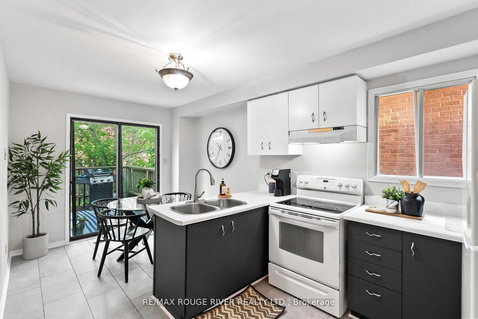 Photo 14 of 31 Sharp Crescent, Ajax, Central — HOMEH
