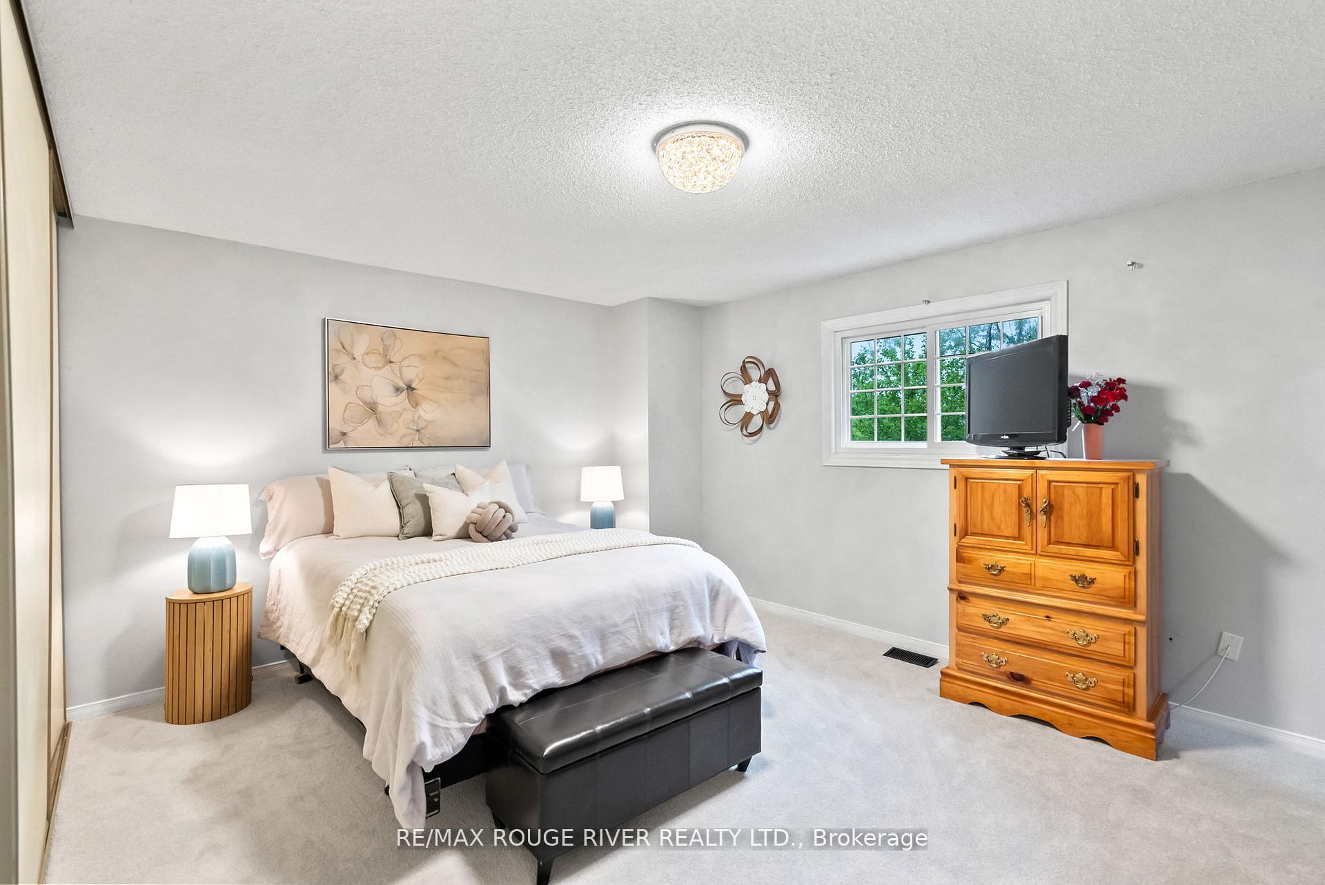 Photo 19 of 31 Sharp Crescent, Ajax, Central — HOMEH