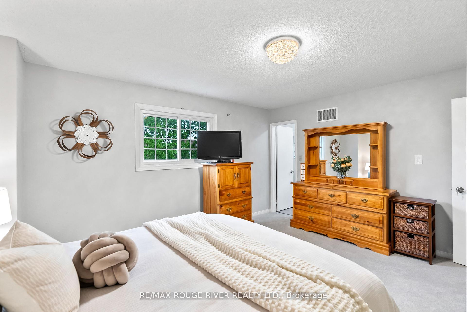 Photo 22 of 31 Sharp Crescent, Ajax, Central — HOMEH