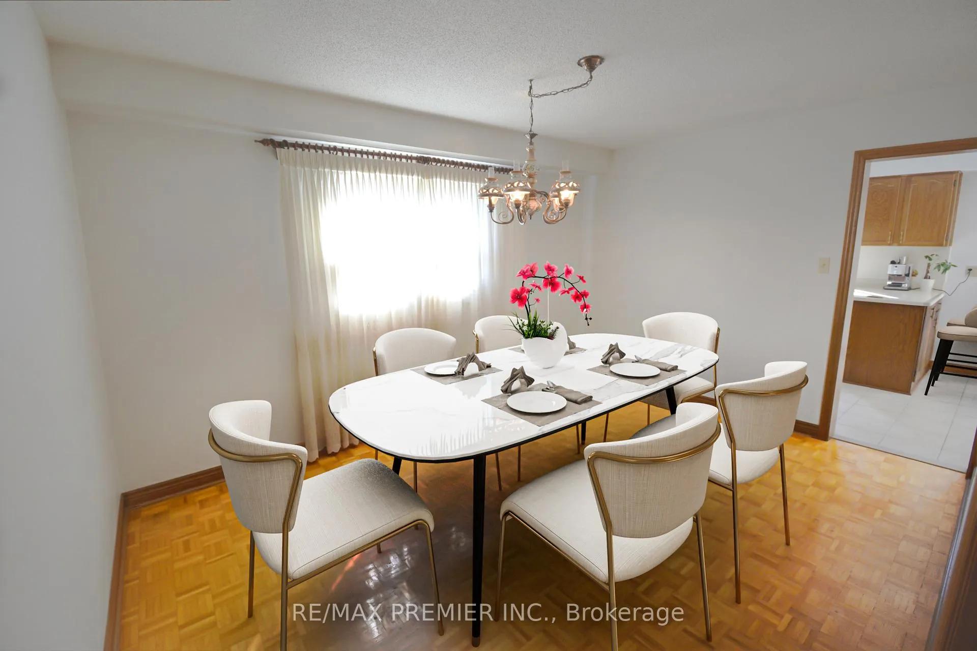 Photo 3 of 64 Partridge Circle, Vaughan, West Woodbridge — HOMEH