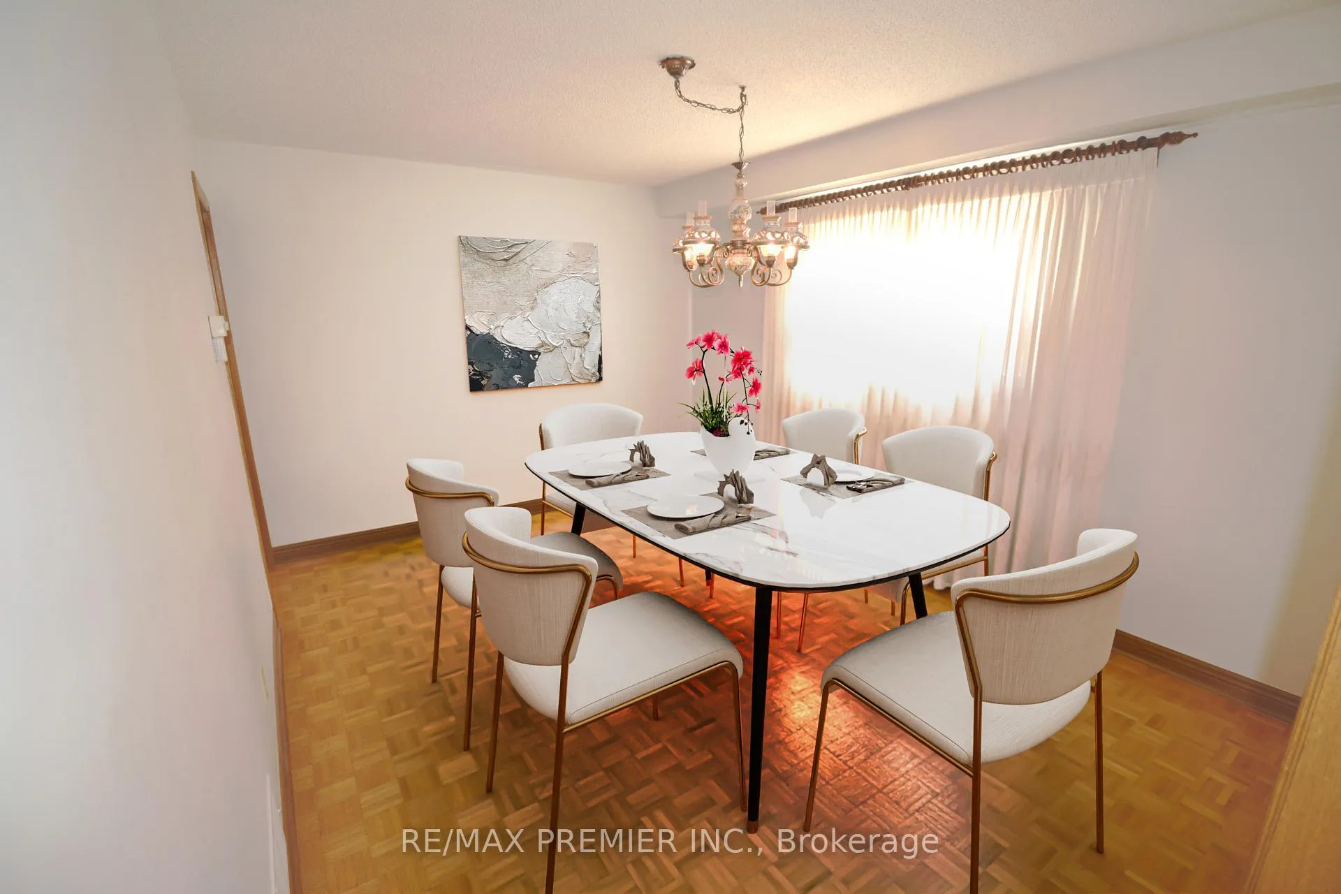 Photo 4 of 64 Partridge Circle, Vaughan, West Woodbridge — HOMEH