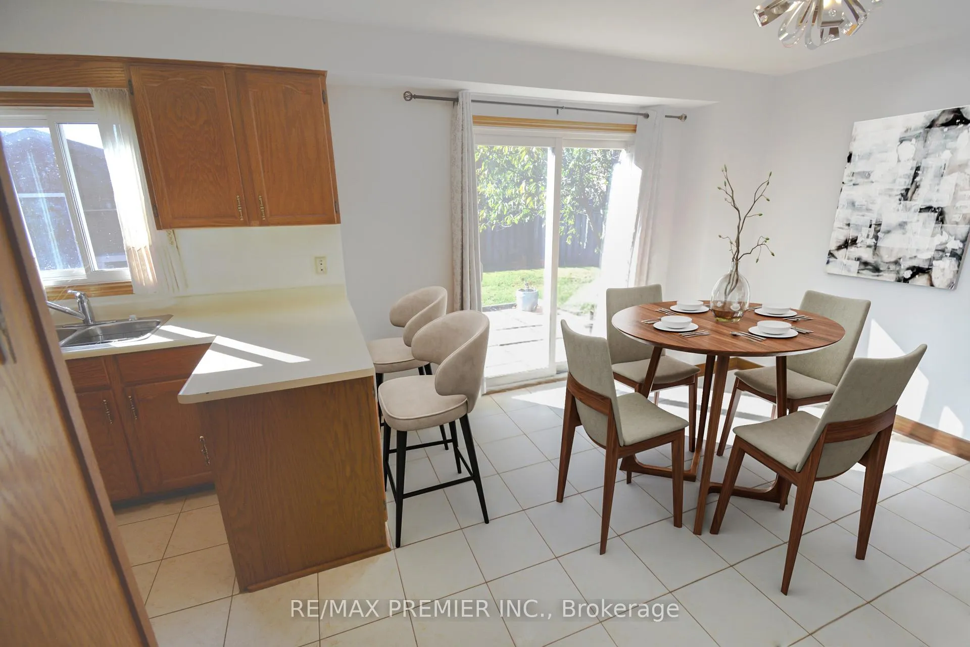 Photo 5 of 64 Partridge Circle, Vaughan, West Woodbridge — HOMEH