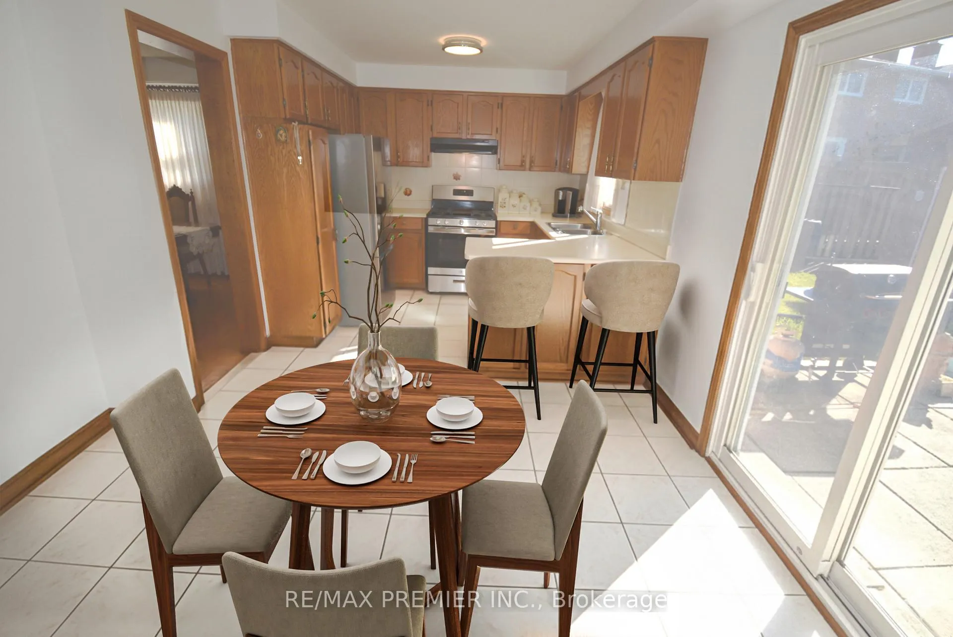Photo 6 of 64 Partridge Circle, Vaughan, West Woodbridge — HOMEH