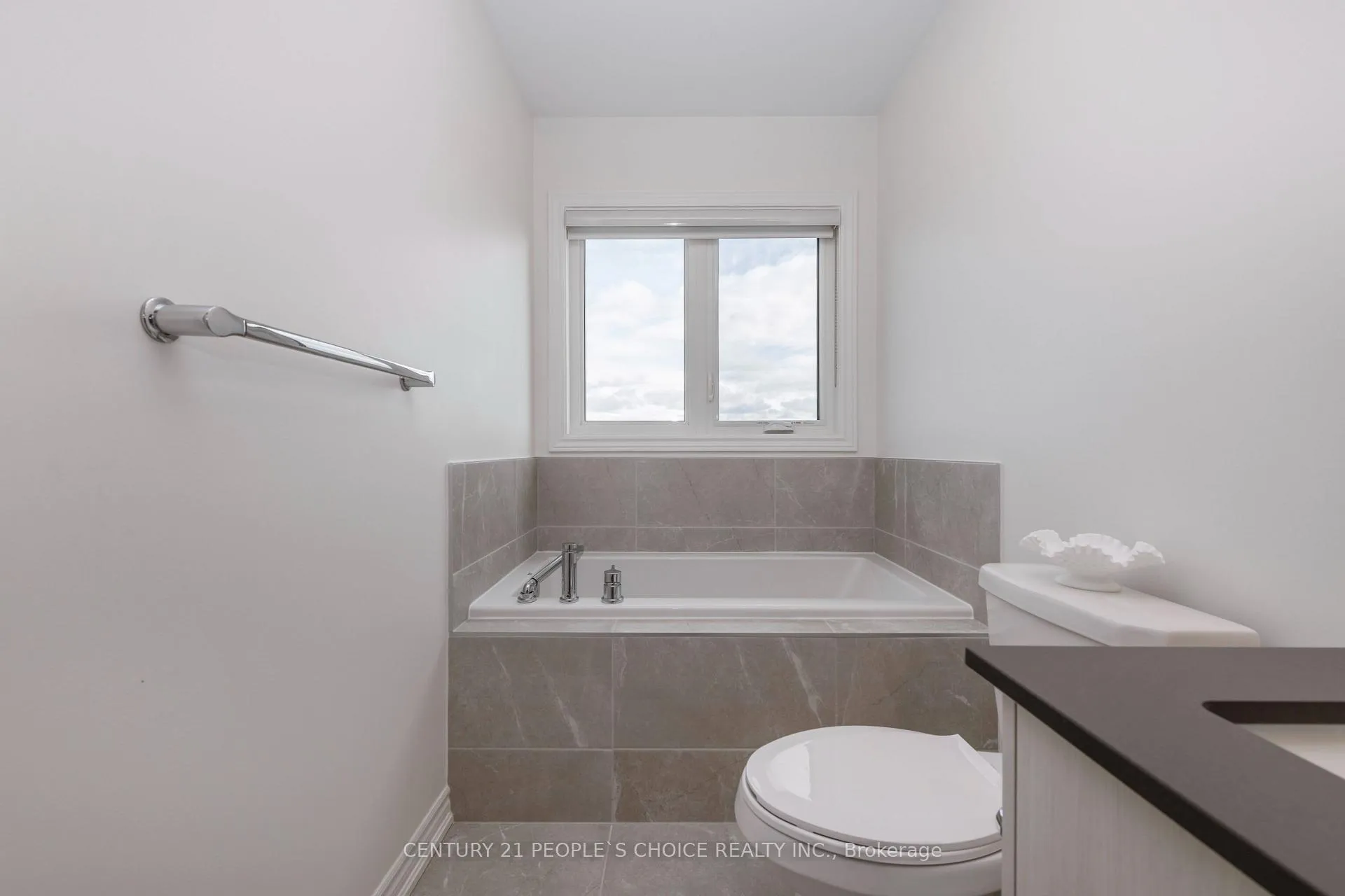 Photo 17 of 35 Greer Street, Barrie, Rural Barrie Southeast — HOMEH