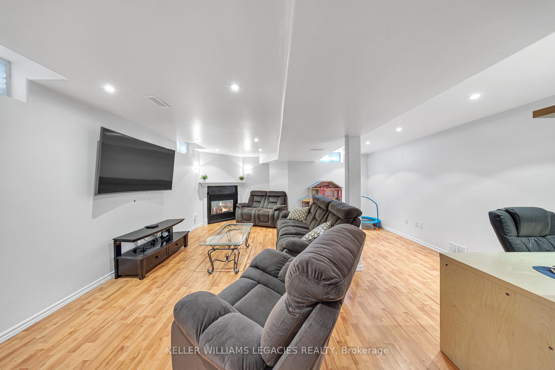 Photo 37 of 11 Neuchatel Avenue, Vaughan, Vellore Village — HOMEH